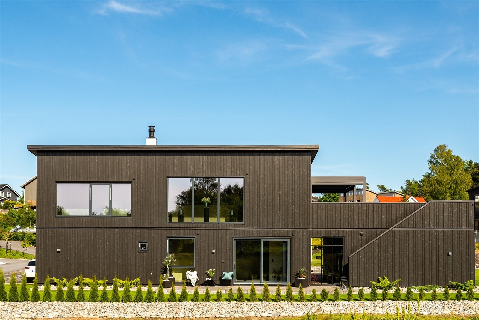 Akvamarinveien 3 ligger i et rolig og etablert boligområde på Begby - et område som er spesielt attraktivt for barnefamilier og de som ønsker et rolig bomiljø med nærhet til både natur og nødvendige fasiliteter. Galleribilde