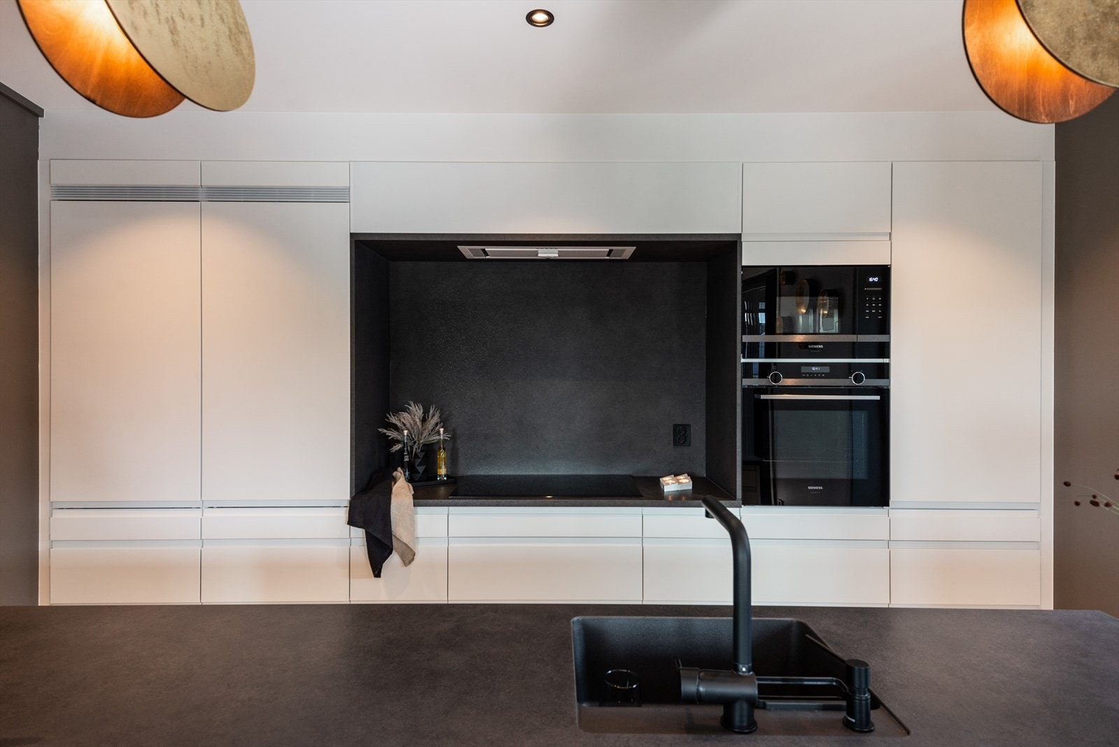 Kjøkkenet er fra Sigdal med smarte løsninger og integrerte hvitevarer. Galleribilde