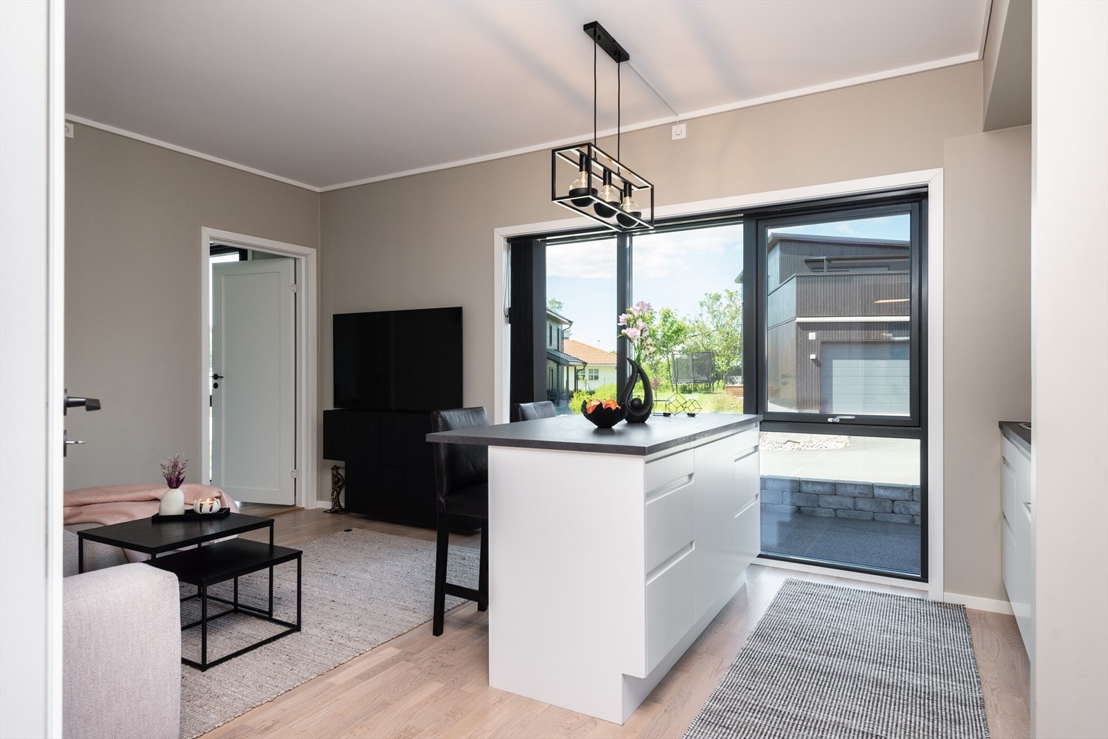 Utleieleiligheten i 1.etasje har egen inngang og gir gode leieinntekter, leien er i dag på kr.10 000,- pr.mnd. Galleribilde