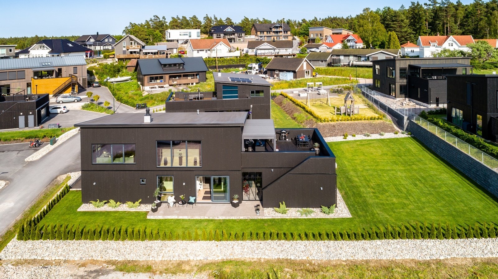 Området rundt boligen er rolig og pent, og preget av nye eneboliger og godt naboskap. Her bor du i et trygt og barnevennlig nabolag med gangavstand til både barnehage, Begby skole og idrettsanlegg. Galleribilde