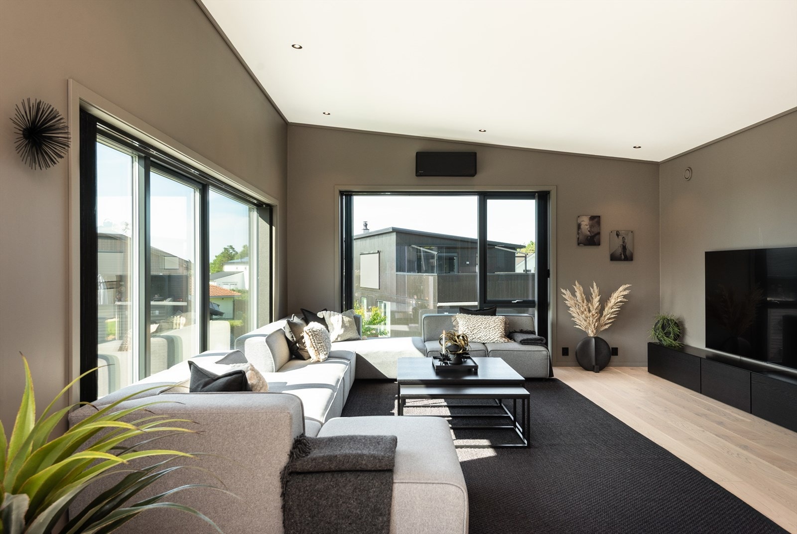 Huset fremstår som både stilrent og varmt, med delikate overflater, store vinduer og praktiske løsninger som bidrar til en smidig og effektiv hverdag. Galleribilde