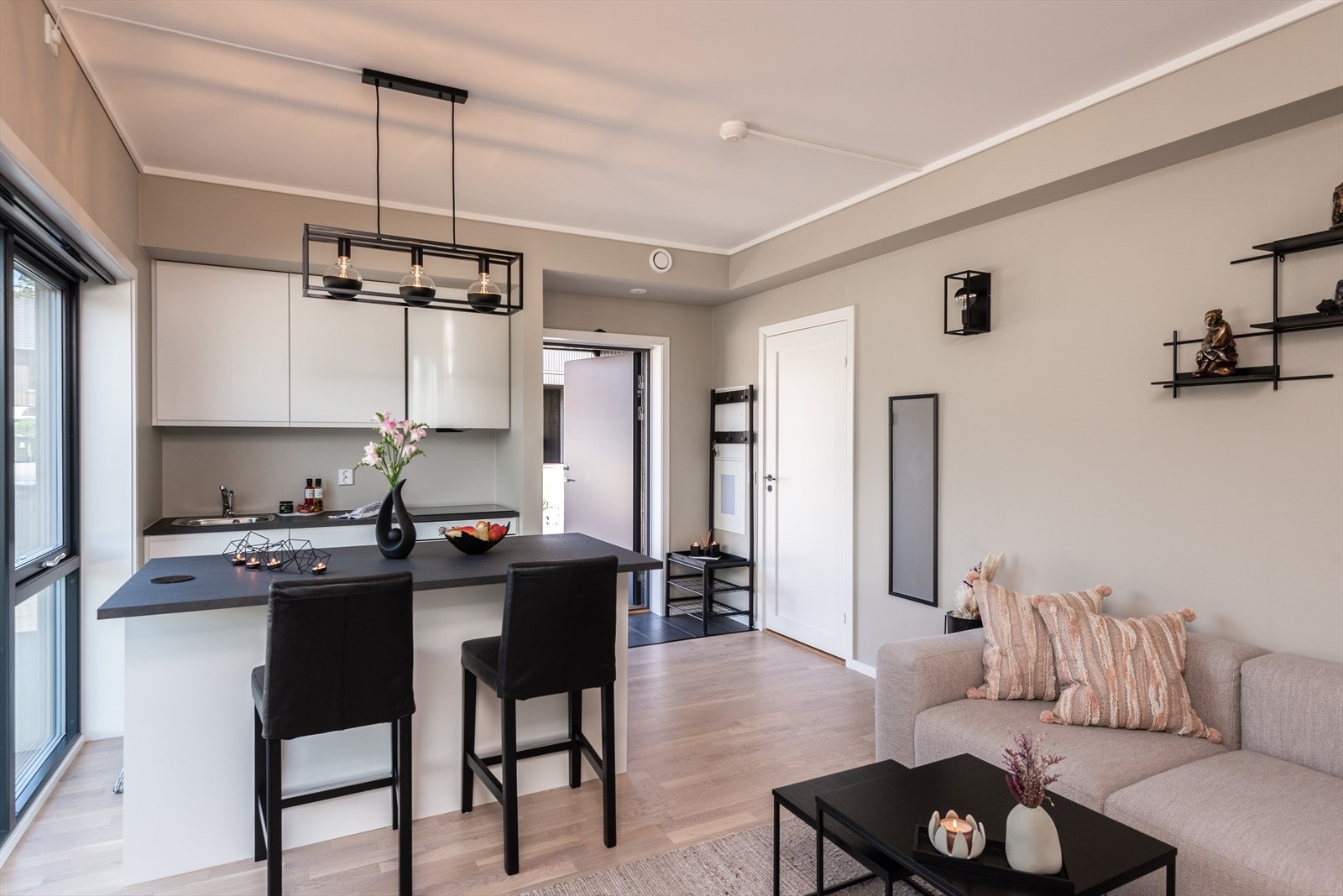 En stor bonus ved boligen er den godkjente utleieleiligheten i underetasjen, som i dag er fullt integrert i huset med egen inngang og består av stue/kjøkken, bad og soverom. Galleribilde