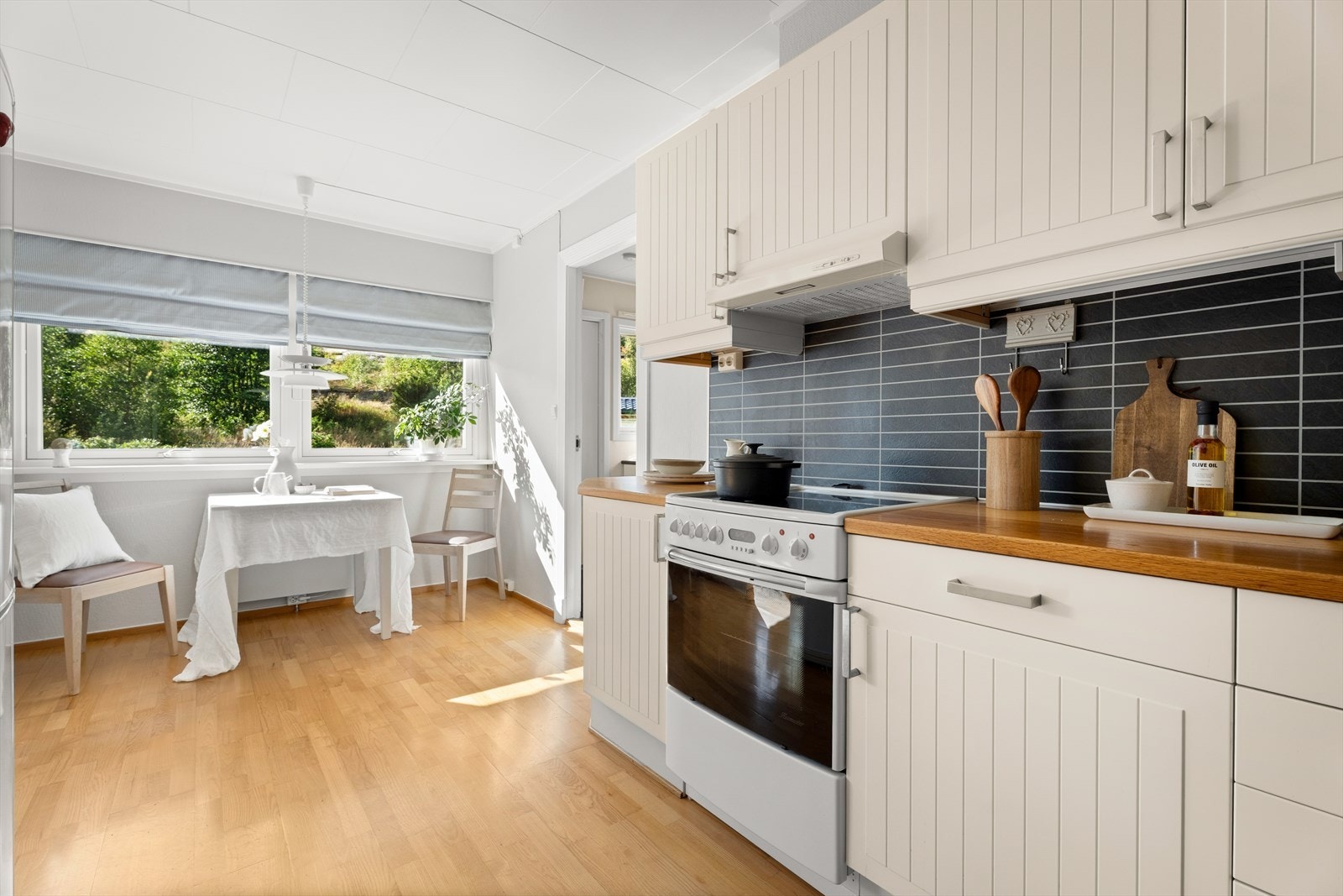Det er også god plass til frokostbord på kjøkkenet. Galleribilde