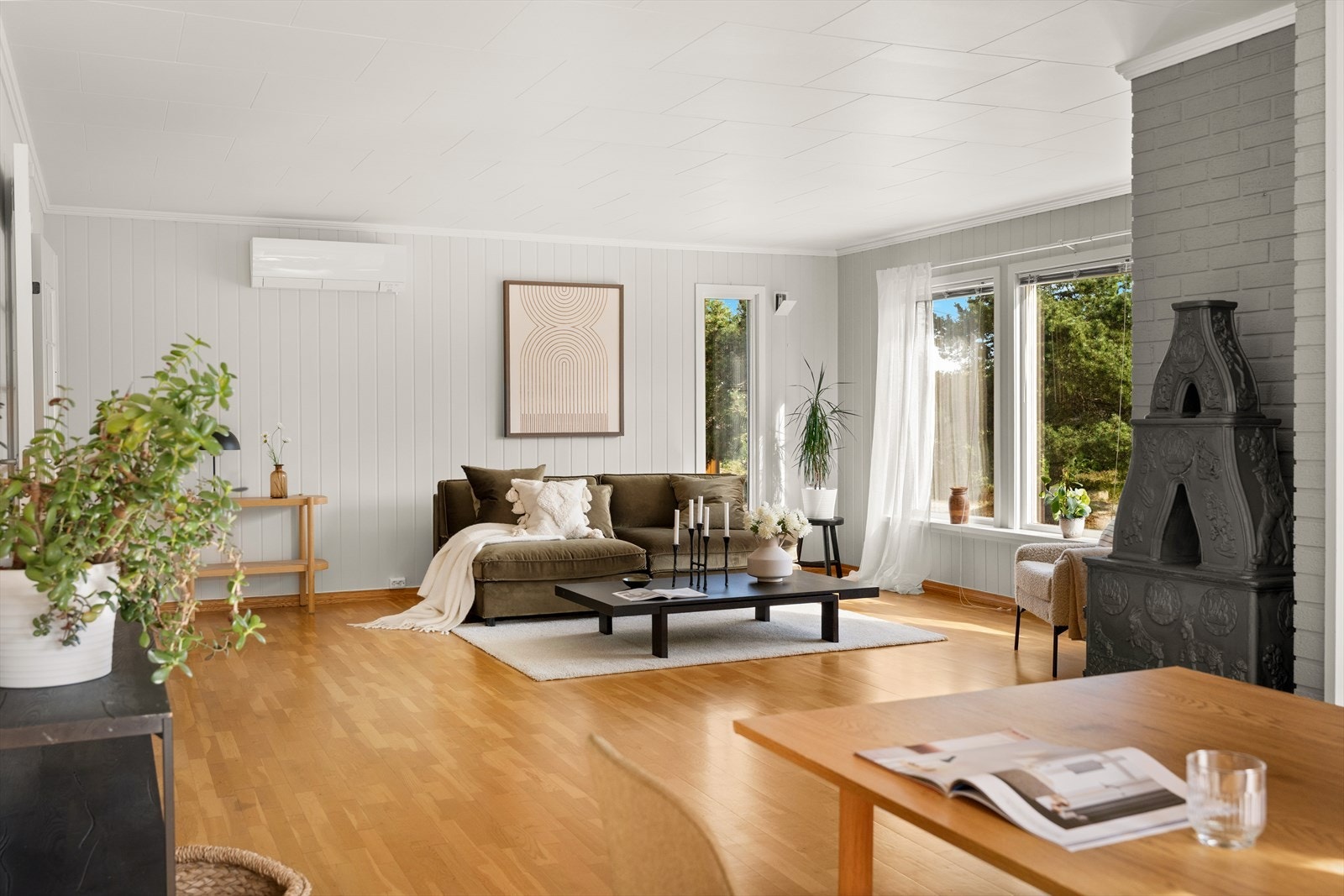 Det er også montert inn en praktisk varmepumpe på stuen. Varmepumpe gir økt komfort og lavere strømkostnader. Varmer vinterstid, kjøler sommerstid. Galleribilde