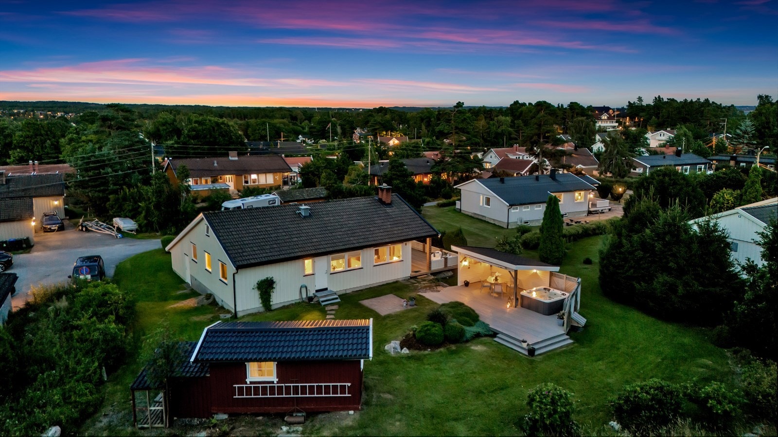 Boligen ligger i et rolig- og veletablert område. Galleribilde