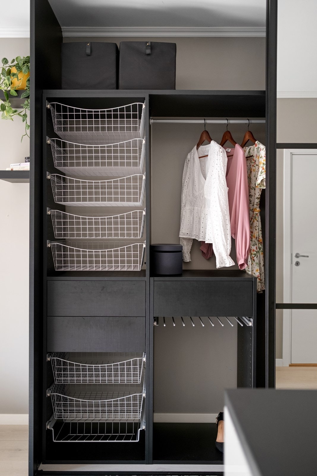 God plass til sko og yttertøy i skyvedørsgarderobe med speildører. Galleribilde