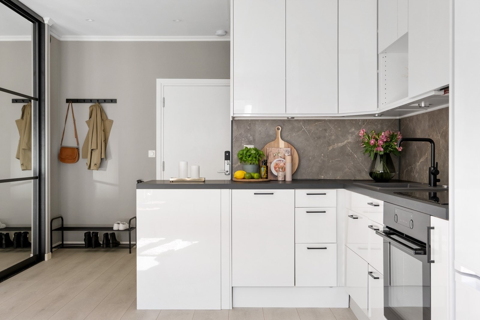 Integrert oppvaskmaskin, induksjonstopp, stekeovn, waterguard e.l. og komfyrvakt. Kullfilterventilator over kokeplass. Galleribilde