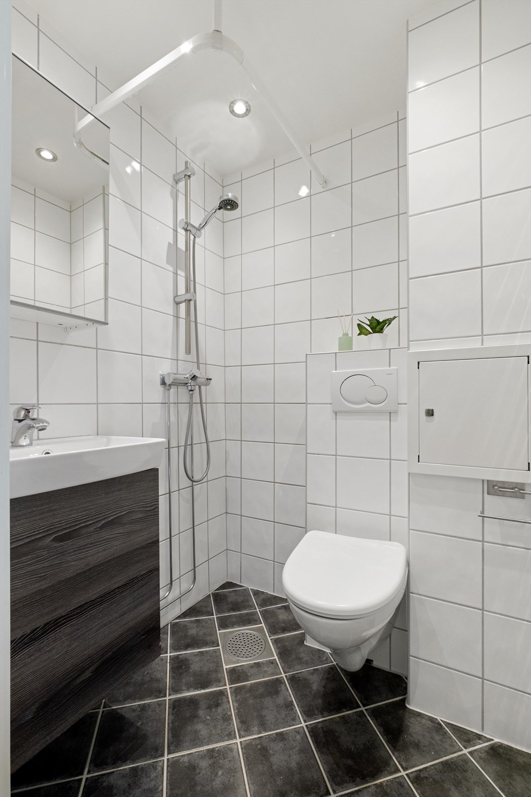 Flislagt baderom fra 2007 med varme i gulvet og downlights i himling. Galleribilde
