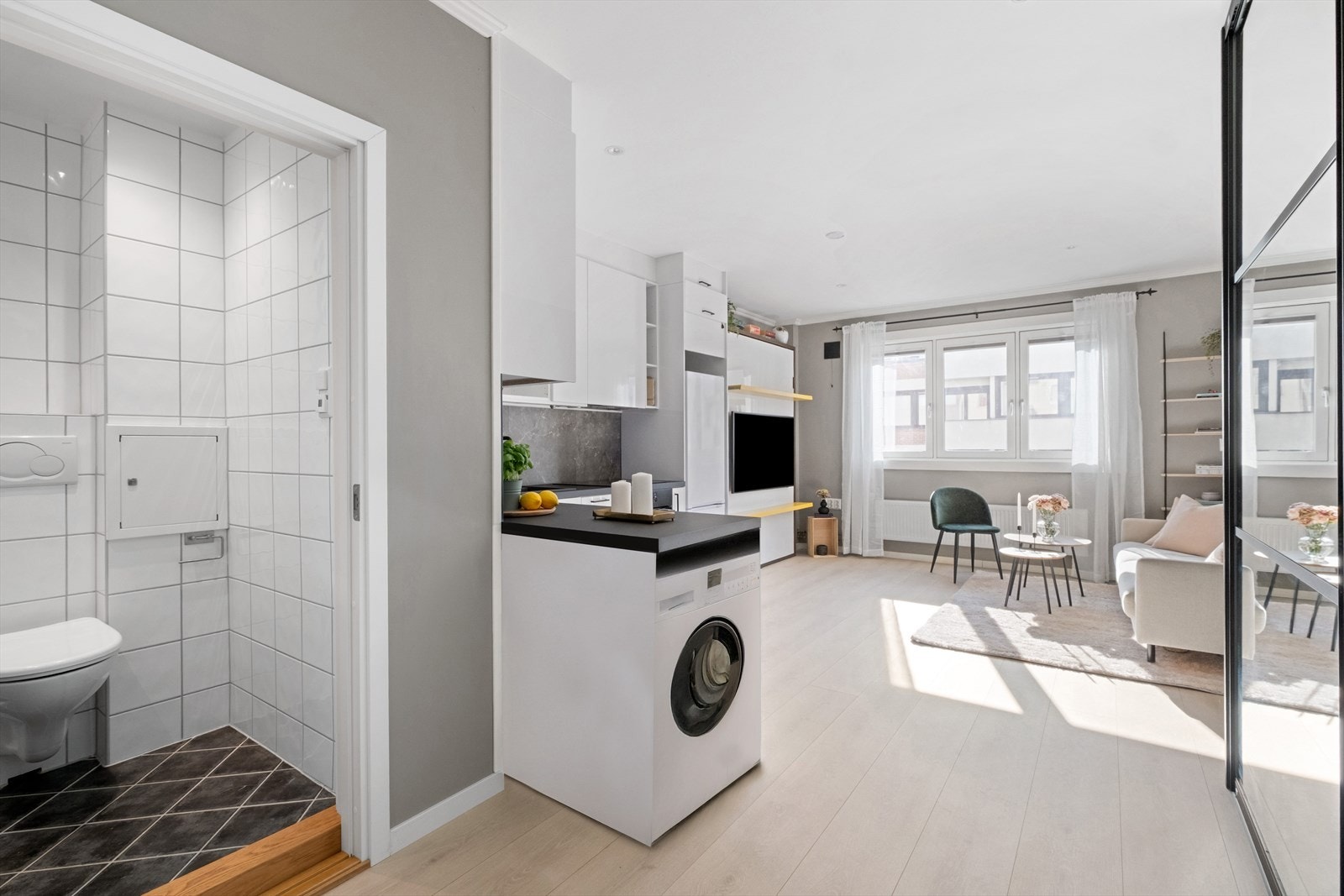 Det er opplegg for vaskemaskin på kjøkkenet. Galleribilde