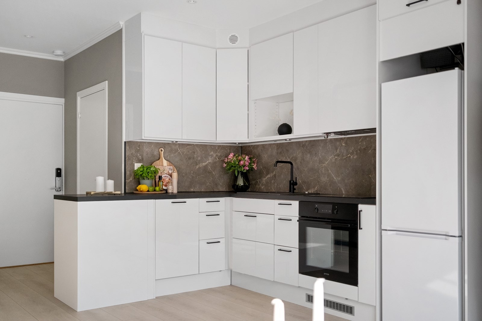 Pent Epoq-kjøkken fra 2021/2022 med åpen løsning mot stuen. Galleribilde