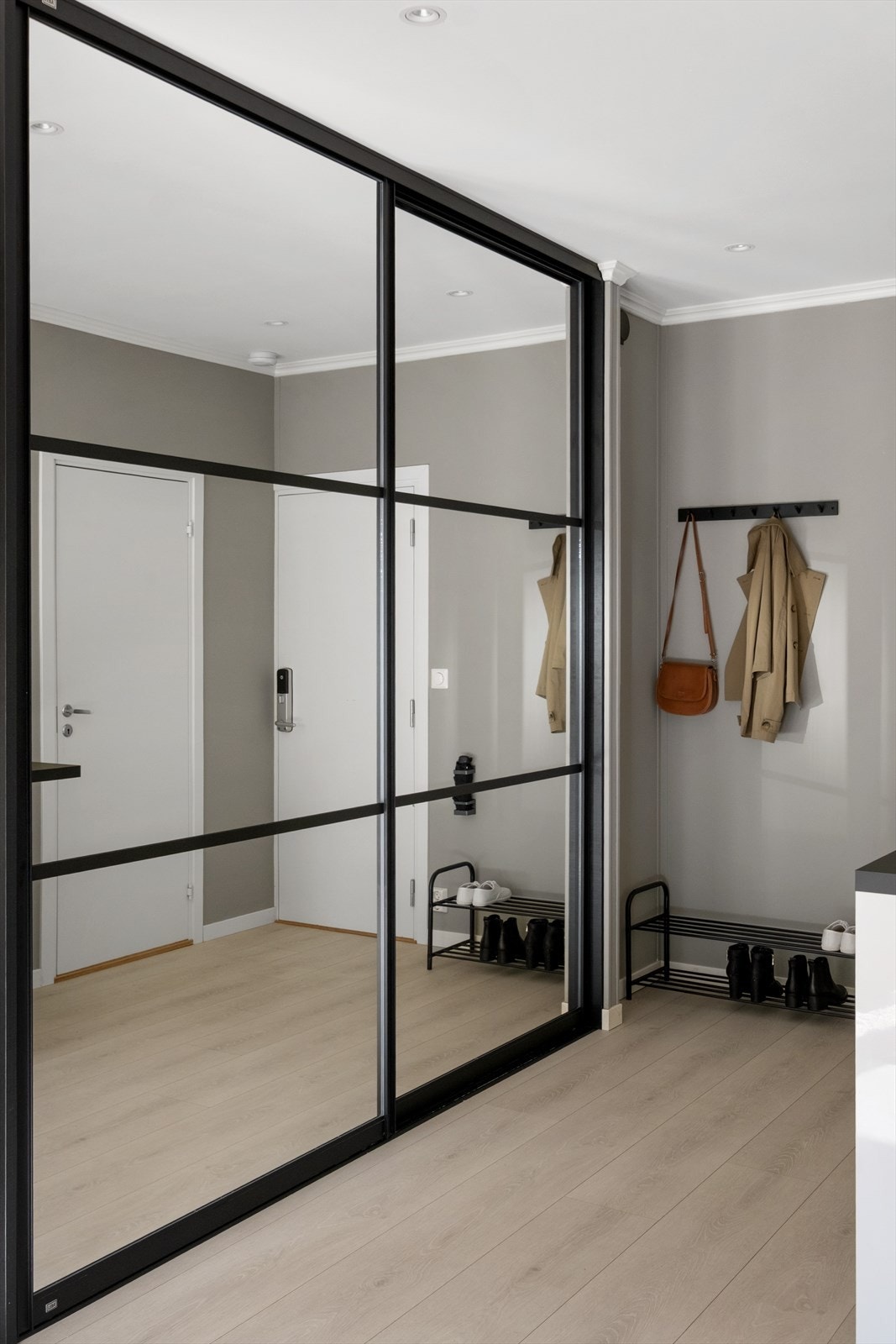 En lys og innbydende entré som gir et godt førsteinntrykk av leiligheten. Galleribilde