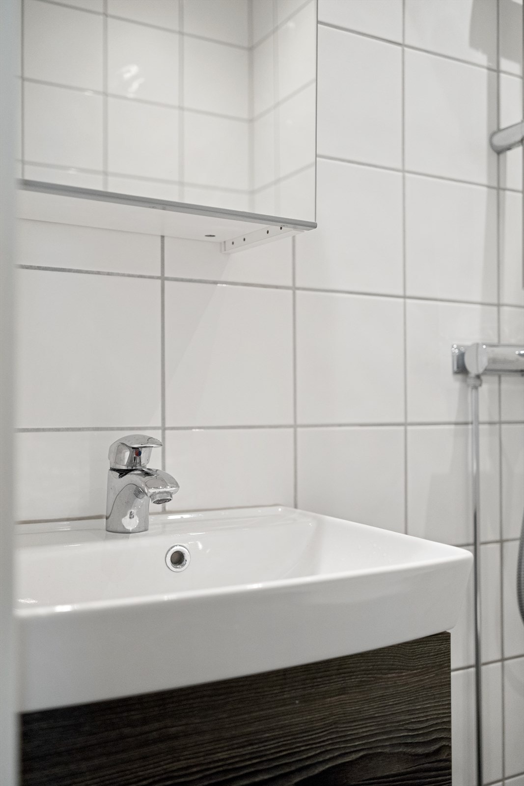 Baderommet er innredet med vegghengt klosett, servant på innredning og dusjhjørne. Mekanisk avtrekk. Galleribilde