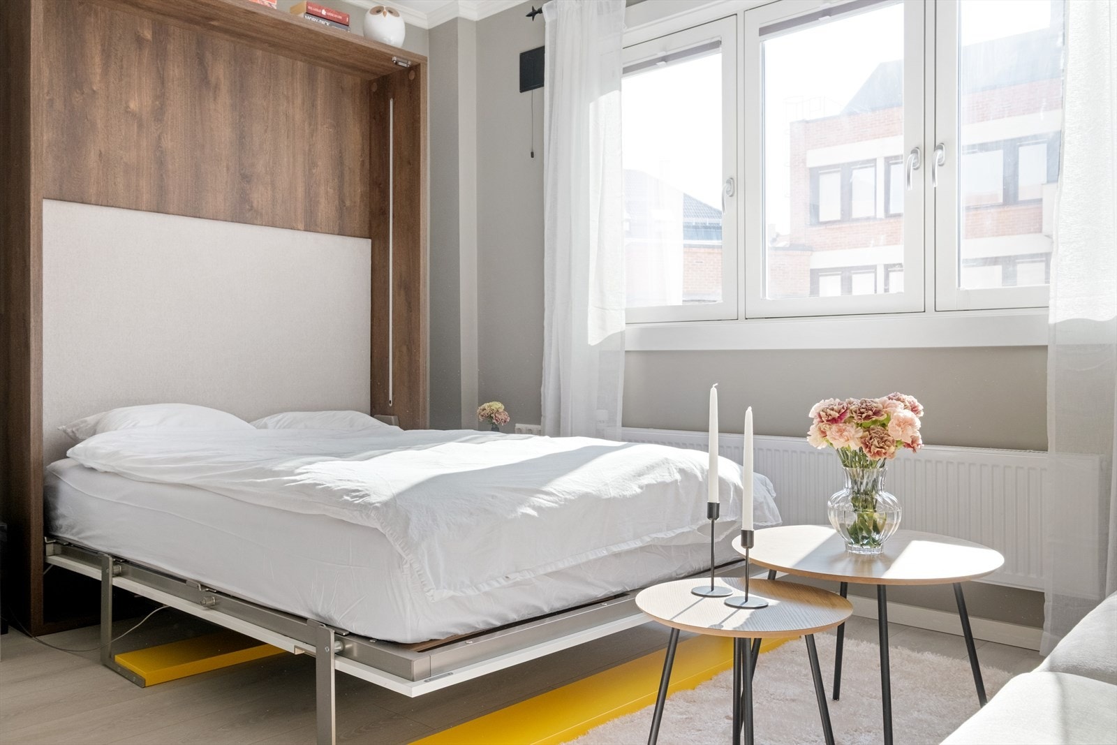 Praktisk skapseng i stuen for maksimal utnyttelse av plassen. Skapsengen medfølger handelen. Galleribilde