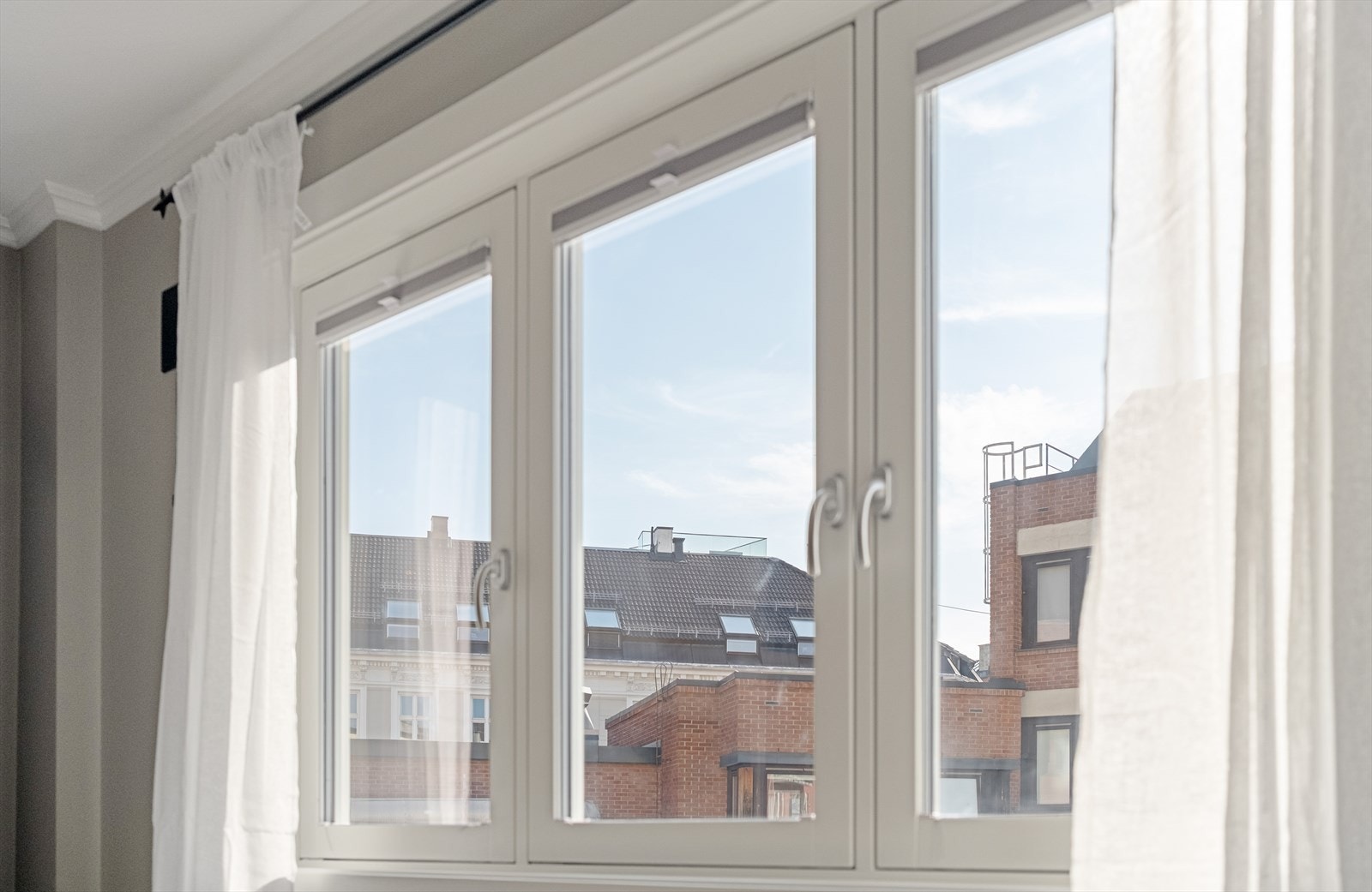 Store vindusflater som sikrer gode lysforhold. Galleribilde