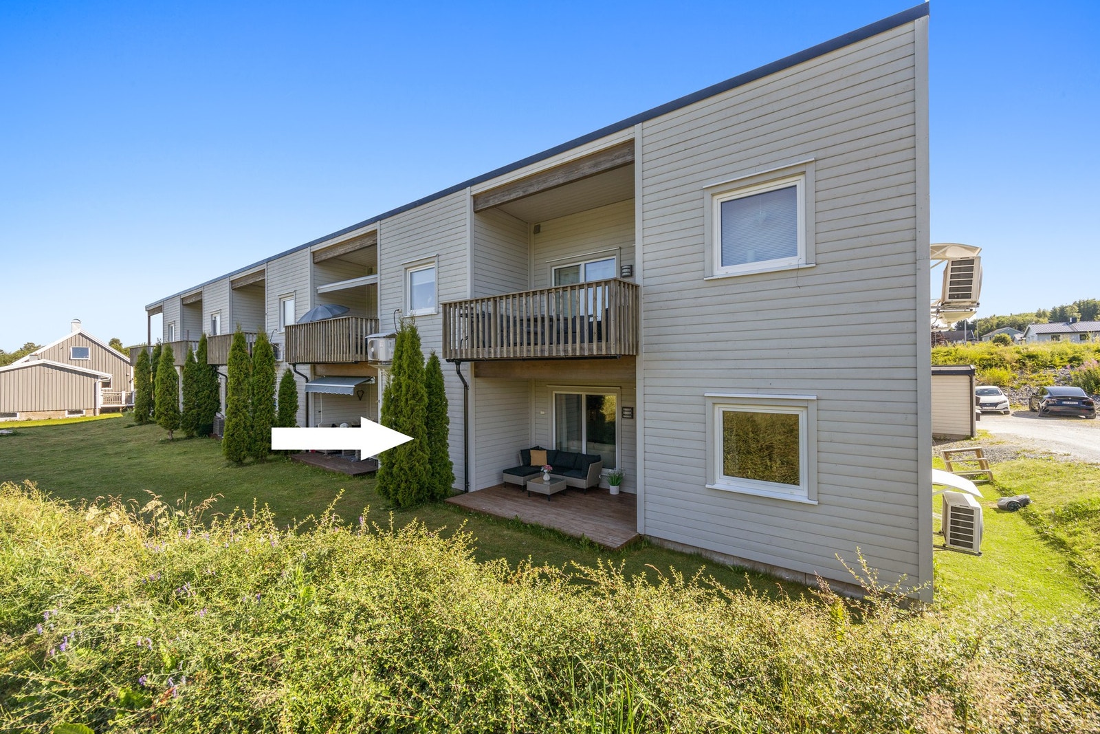 Fra Hamremsgrensa er det kort veg til bensinstasjon, busstopp og togstasjon på Sparbu. Det er også kort veg til Mære med ny barneskole, idrettsanlegg og dagligvare. Galleribilde