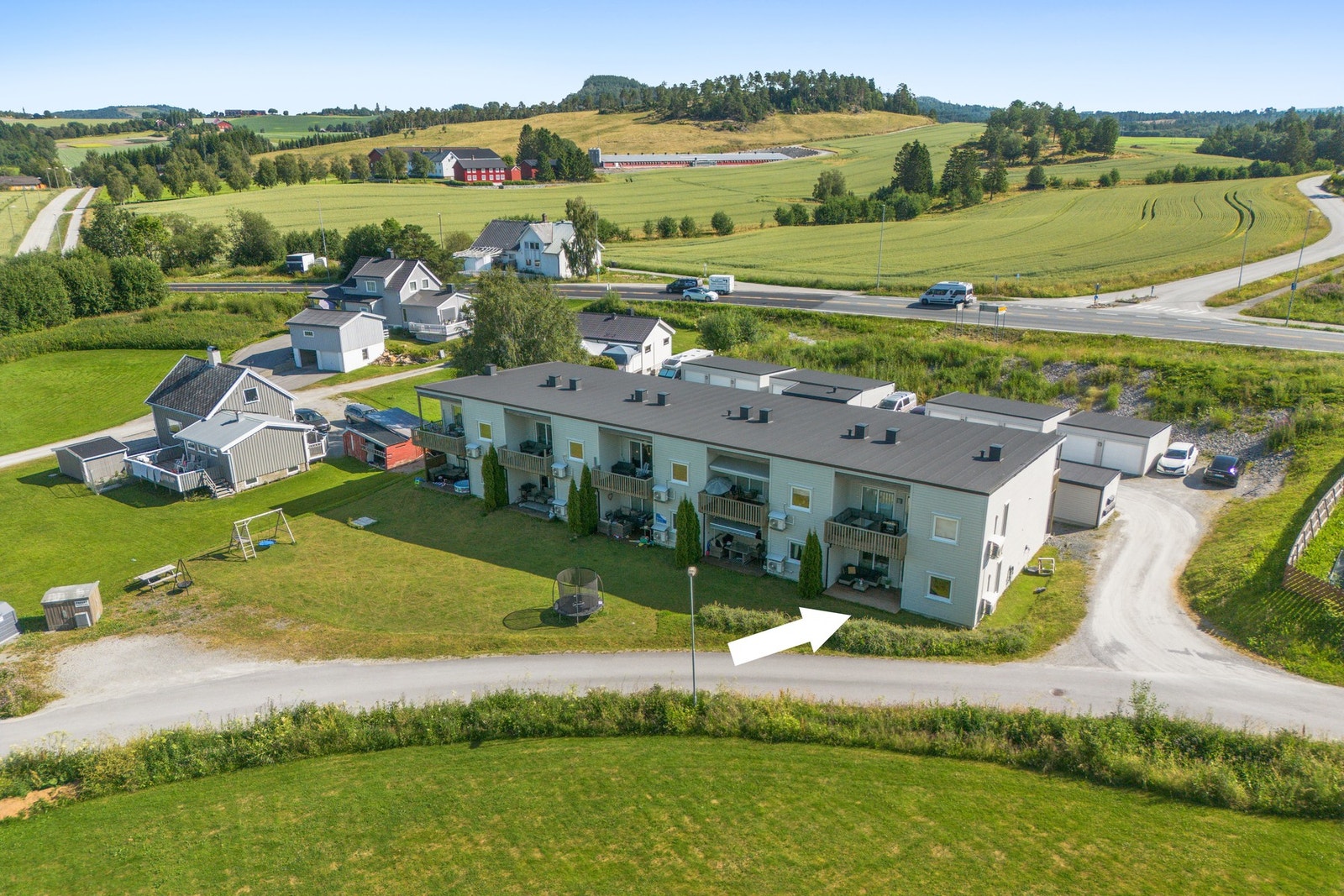 Fin hjørneleilighet på bakkeplan med mye naturlig lys. 2 soverom. Garasje og bod. Ingen TG3. Galleribilde