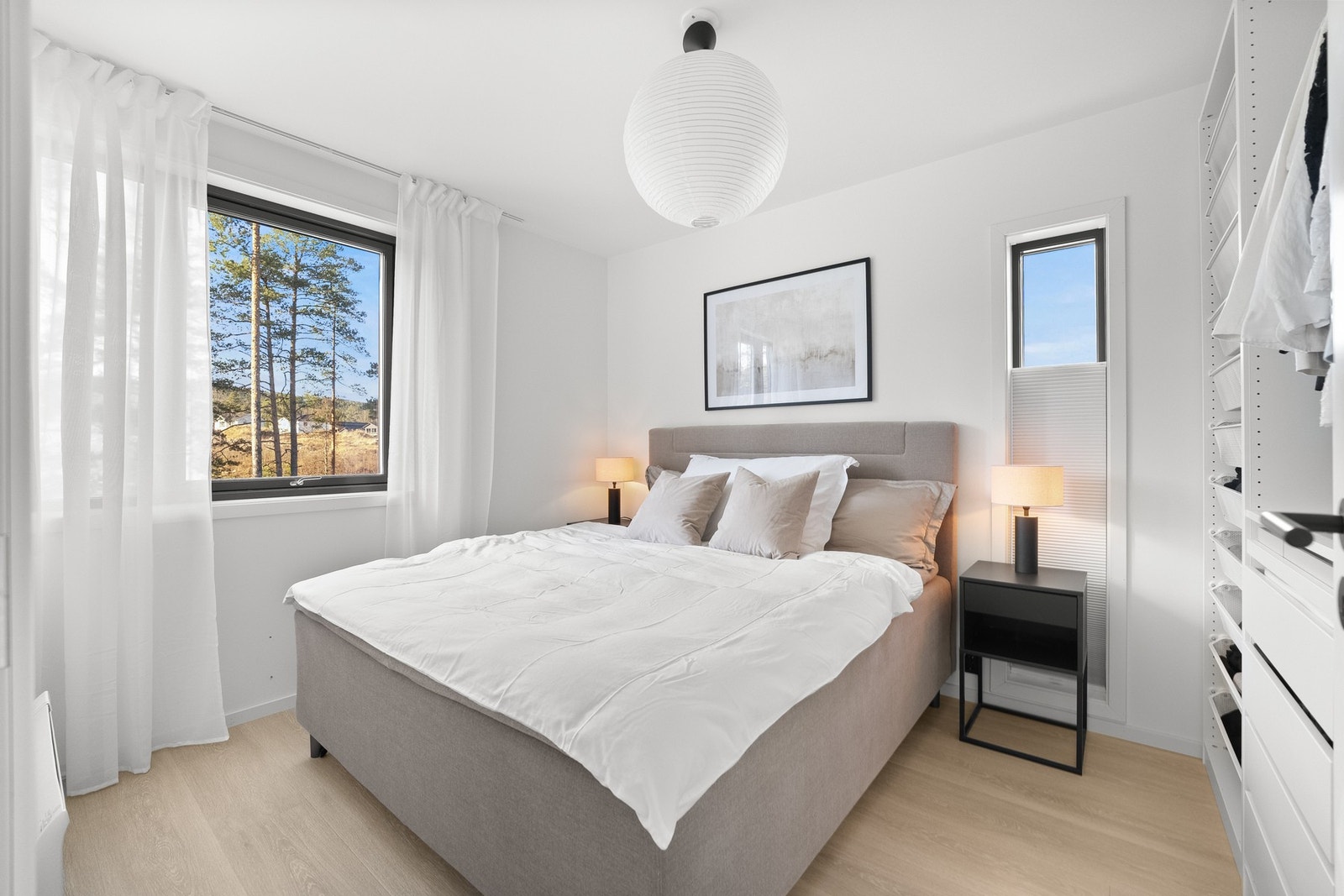 Her har du god plass til dobbeltseng med tilhørende møblement og garderobe. Galleribilde