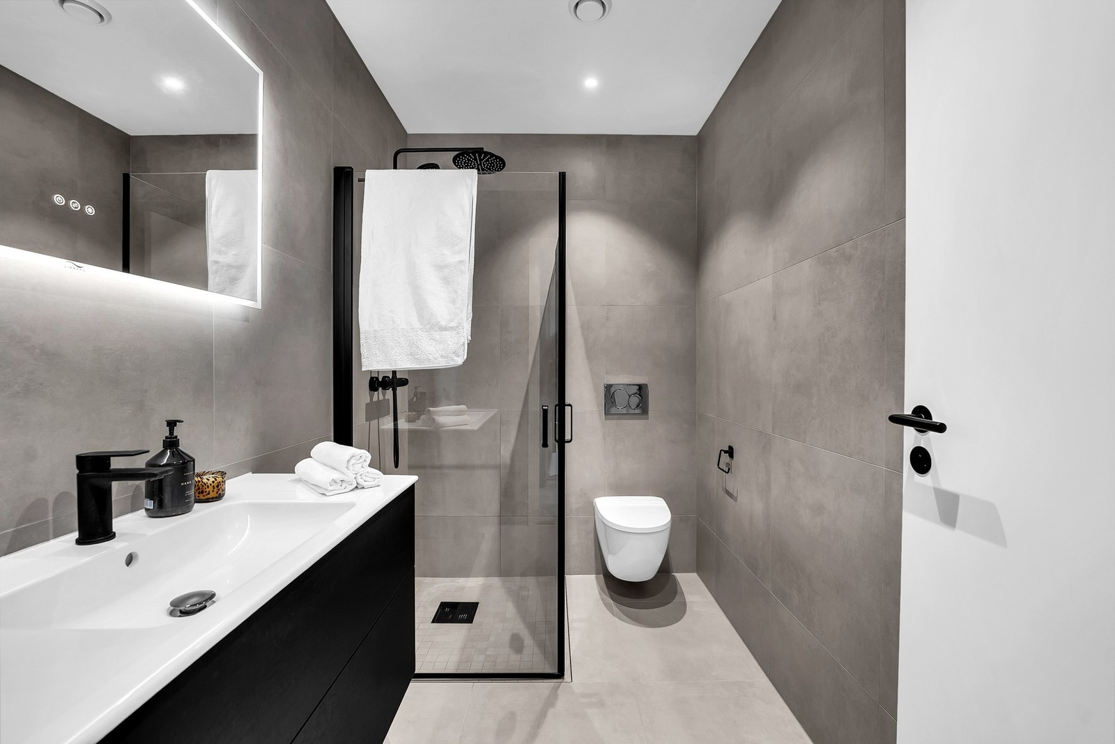 Baderommet i 2. etasje har samme gode standard og er innredet med flislagt gulv med varme og flislagte vegger. Himlingen er malt og utstyrt med downlights. Galleribilde