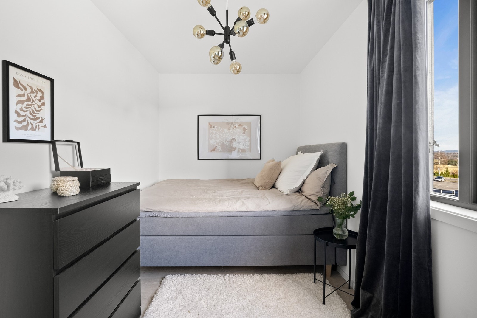 Soverom 3 er i dag innredet med dobbeltseng og skrivepult, samt en kommode for ekstra oppbevaring. Galleribilde