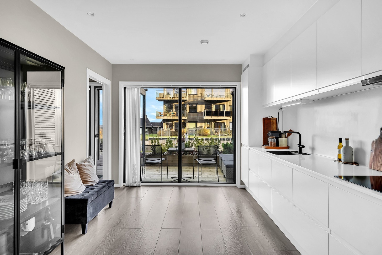 Kjøkkenet er utstyrt med nedfelt oppvaskkum med ett-greps armatur, integrerte hvitevarer som komfyr, induksjonstopp, oppvaskmaskin og kjøleskap. Det er montert komfyrvakt. Galleribilde