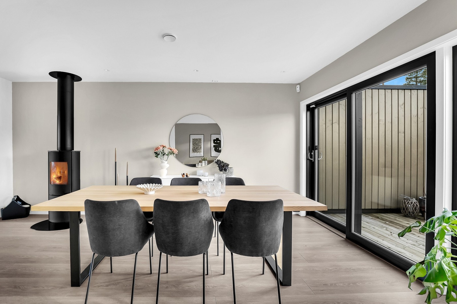 Her får du lun og god gulvvarme, (det er ikke gulvvarme i innerste stuedelen) slitesterk og moderne laminat på gulvene og malte slette vegger med downlights i himlingen. Galleribilde