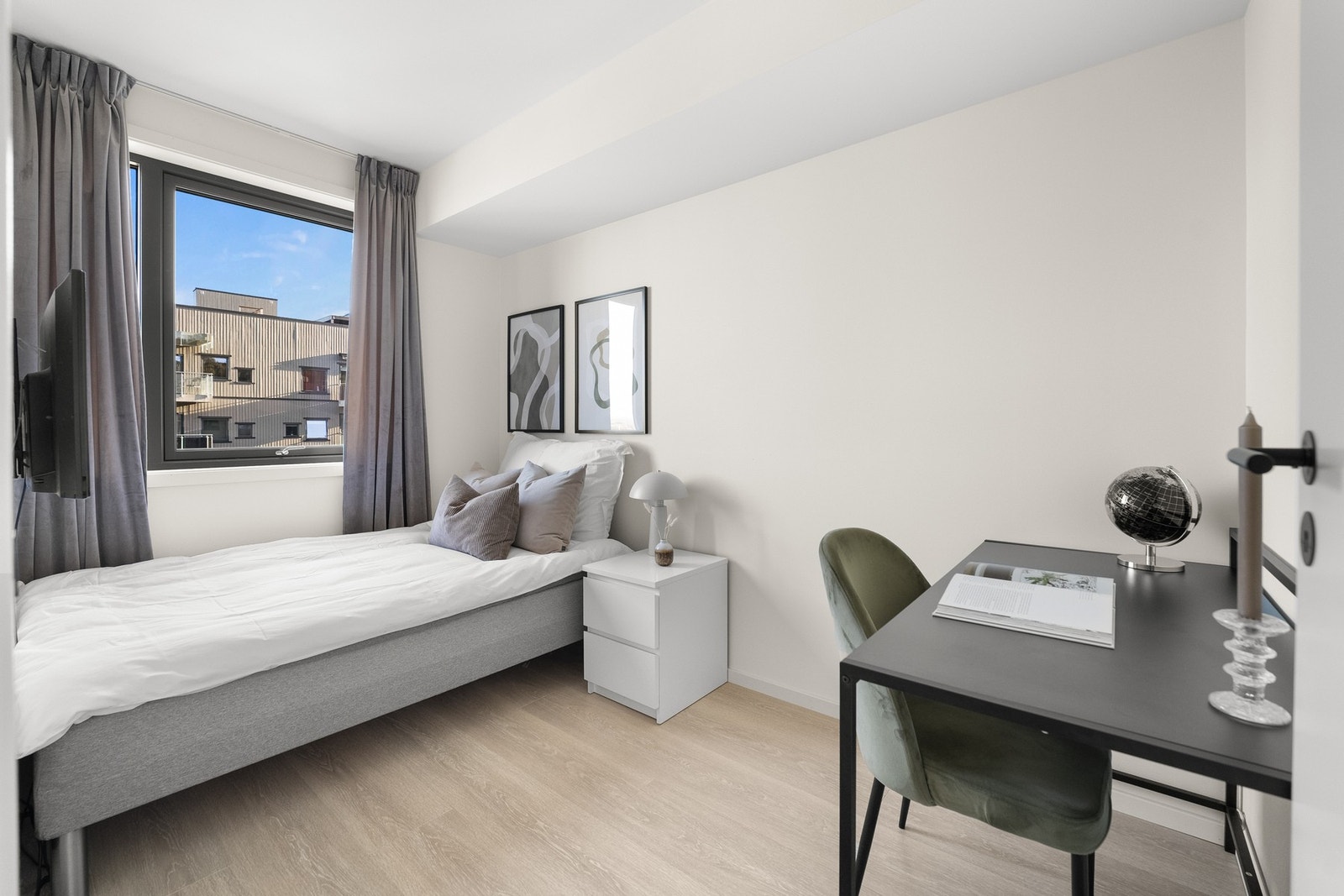 Soverom 2 passer ypperlig som barnerom, gjesterom eller kontor og er i dag innredet med en enkeltseng og skrivebord. Galleribilde