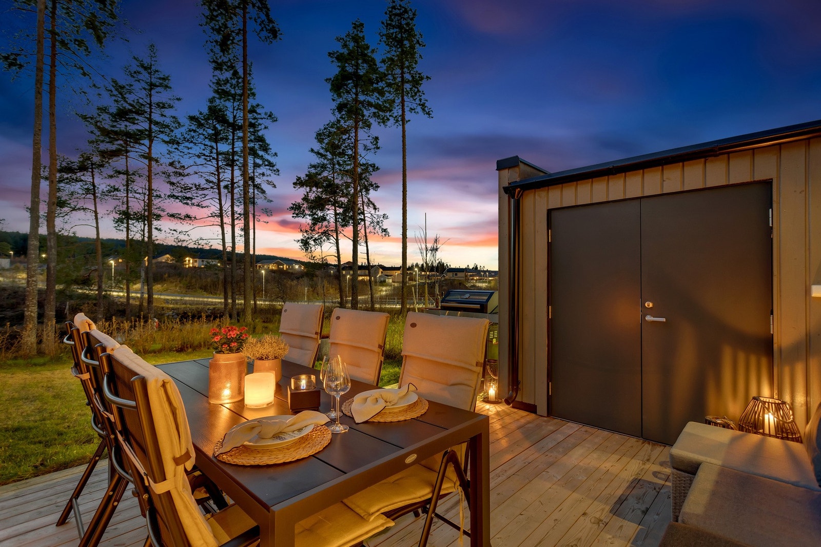 Boligen har markterrasser på begge sider av huset og utsikt mot vannet på baksiden. Galleribilde