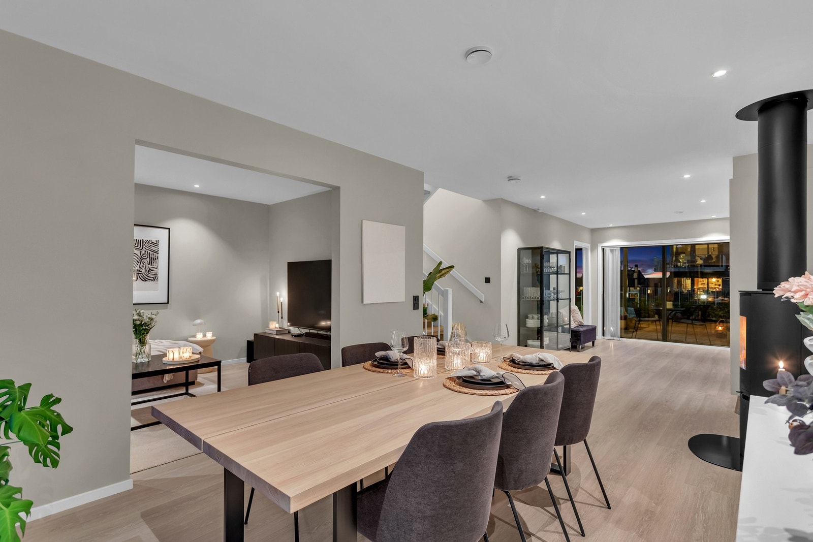 Rommet har en svært naturlig inndeling med spisestue tilknyttet kjøkkenet og sofakrok litt tilbaketrukket. Galleribilde