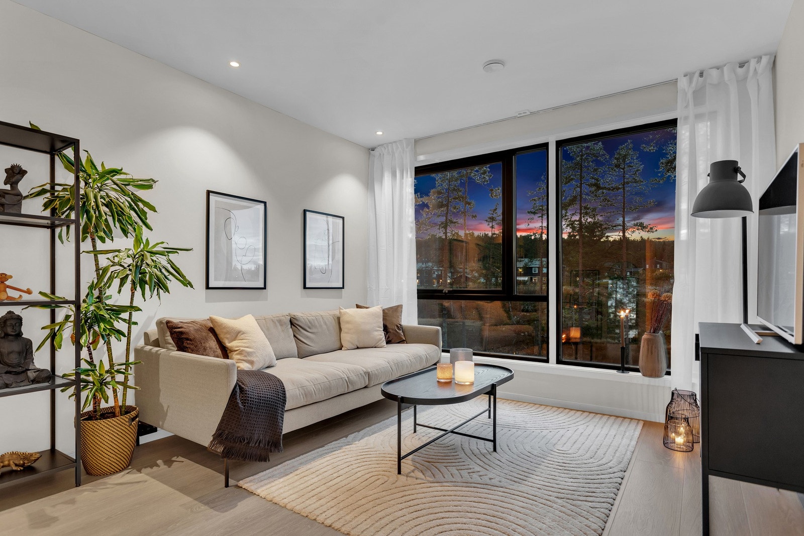 Her har du god plass til en sofa og tv med tilhørende møblement. Galleribilde