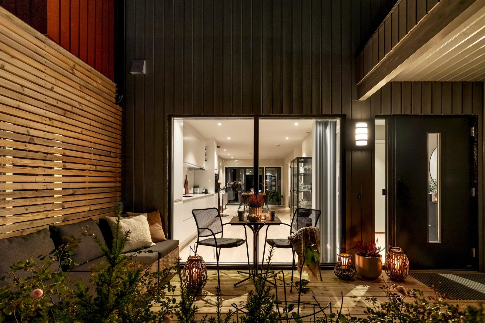 Boligen har en koselig platting ved inngangspartiet som har god plass til en sittegruppe. Galleribilde