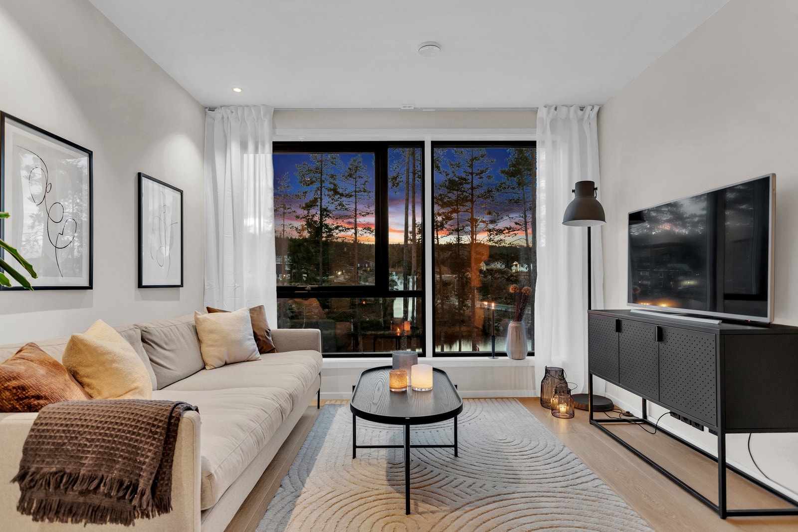 Boligen har en åpen og romslig planløsning med 2 stuer og 3 soverom. Galleribilde