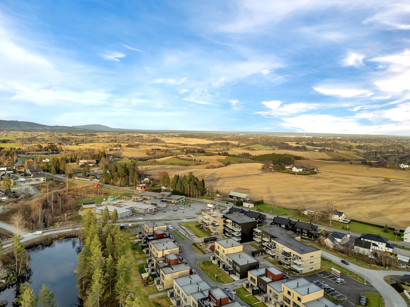Oslo Lufthavn jernbanestasjon, 14,2 km fra eiendommen, har hyppige togavganger til Oslo og andre destinasjoner. Galleribilde