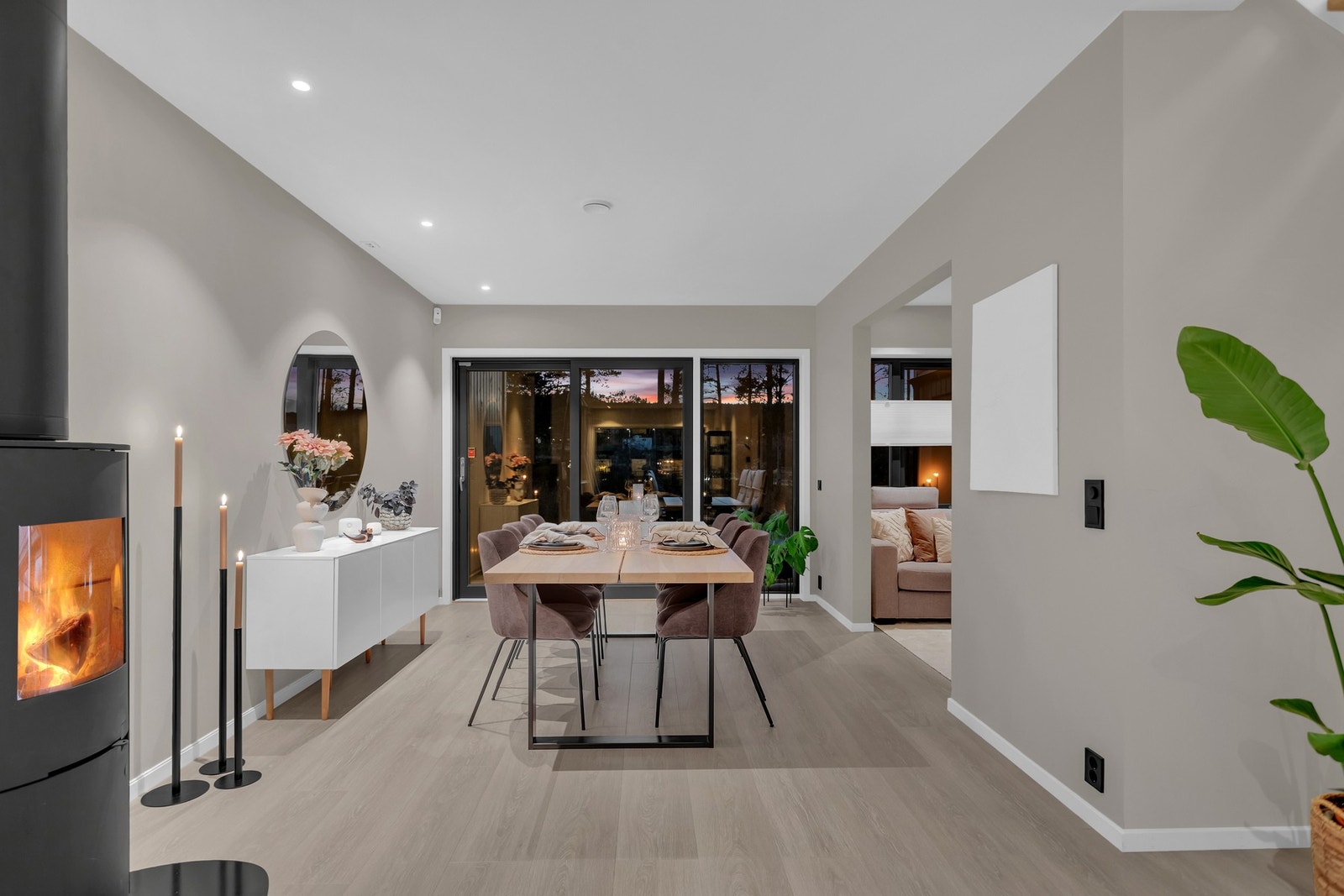 Her har du god plass til et stort spisebord og god oversikt over hele rommet som gir deg mulighet til å kokkelere og underholde gjester samtidig. Galleribilde