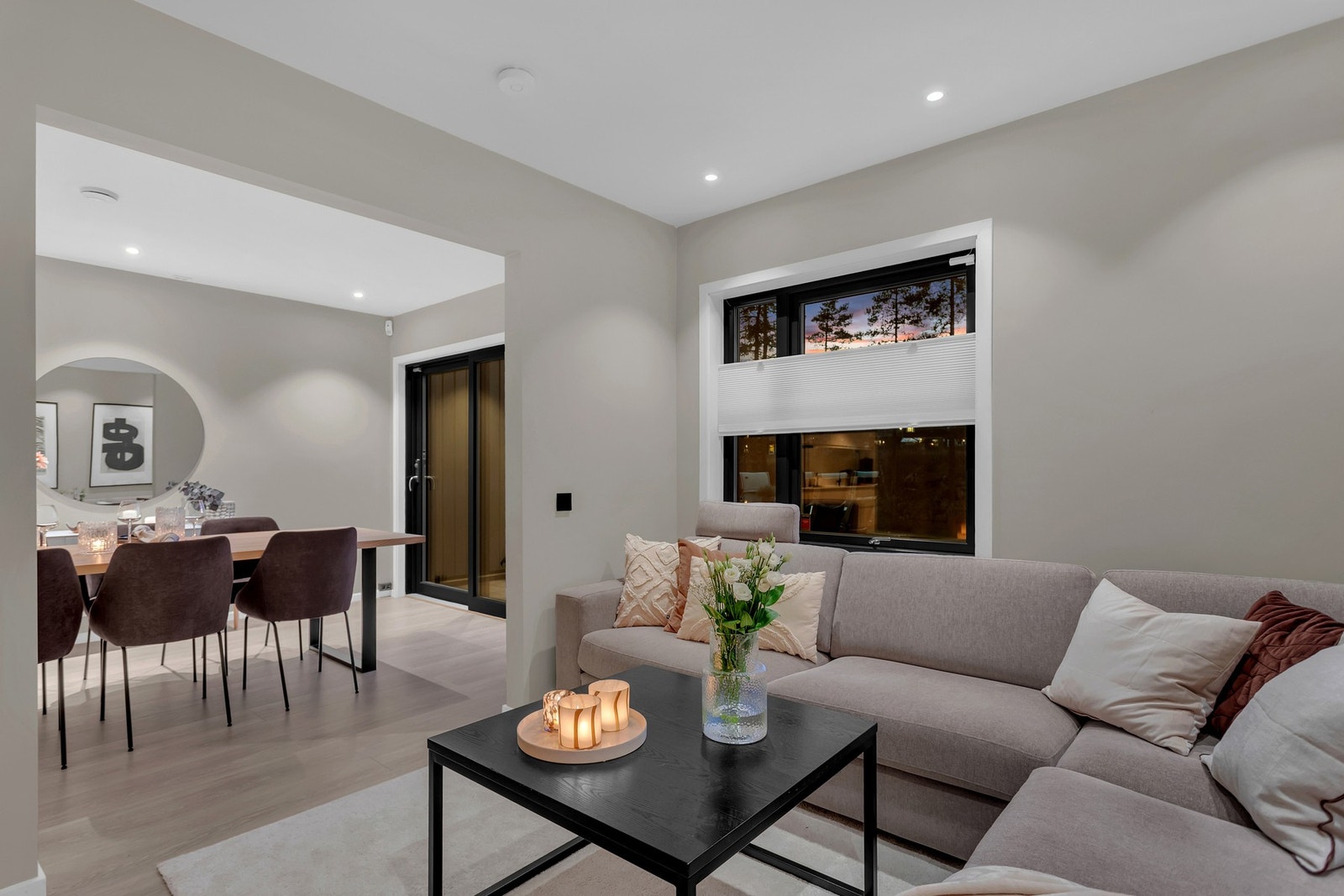 Boligen ligger i et nyetablert område med kort vei til skoler, barnehager, servicetilbud og kollektivtransport. Galleribilde