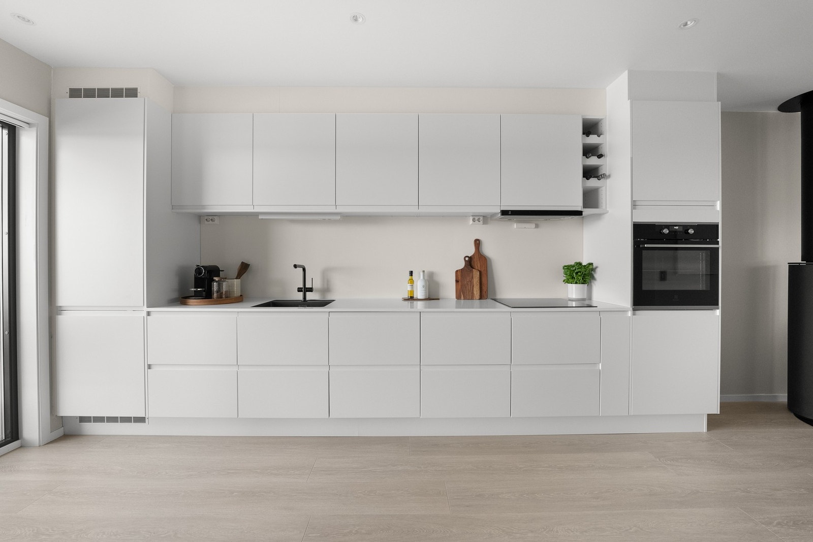 Kjøkkenet har åpen løsning mot stuen og har adkomst via entréen. Rommet er malt i samme delikate beige tone som stuen og har slitesterk laminat på gulvet med gulvvarme. Galleribilde