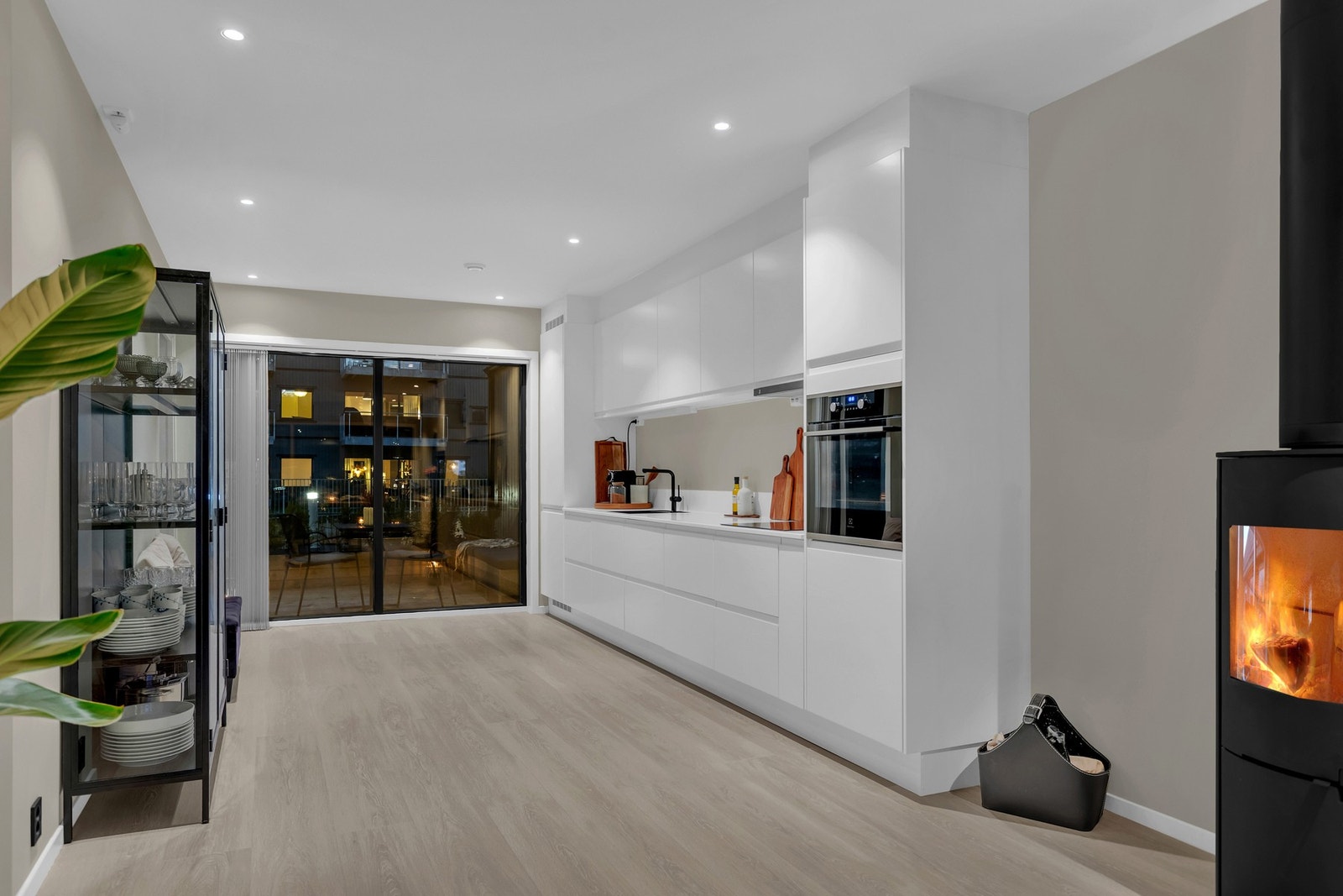 Kjøkkenet er fra byggeår (2021) og har en slett hvit innredning med benkeplate i kompositt. Galleribilde