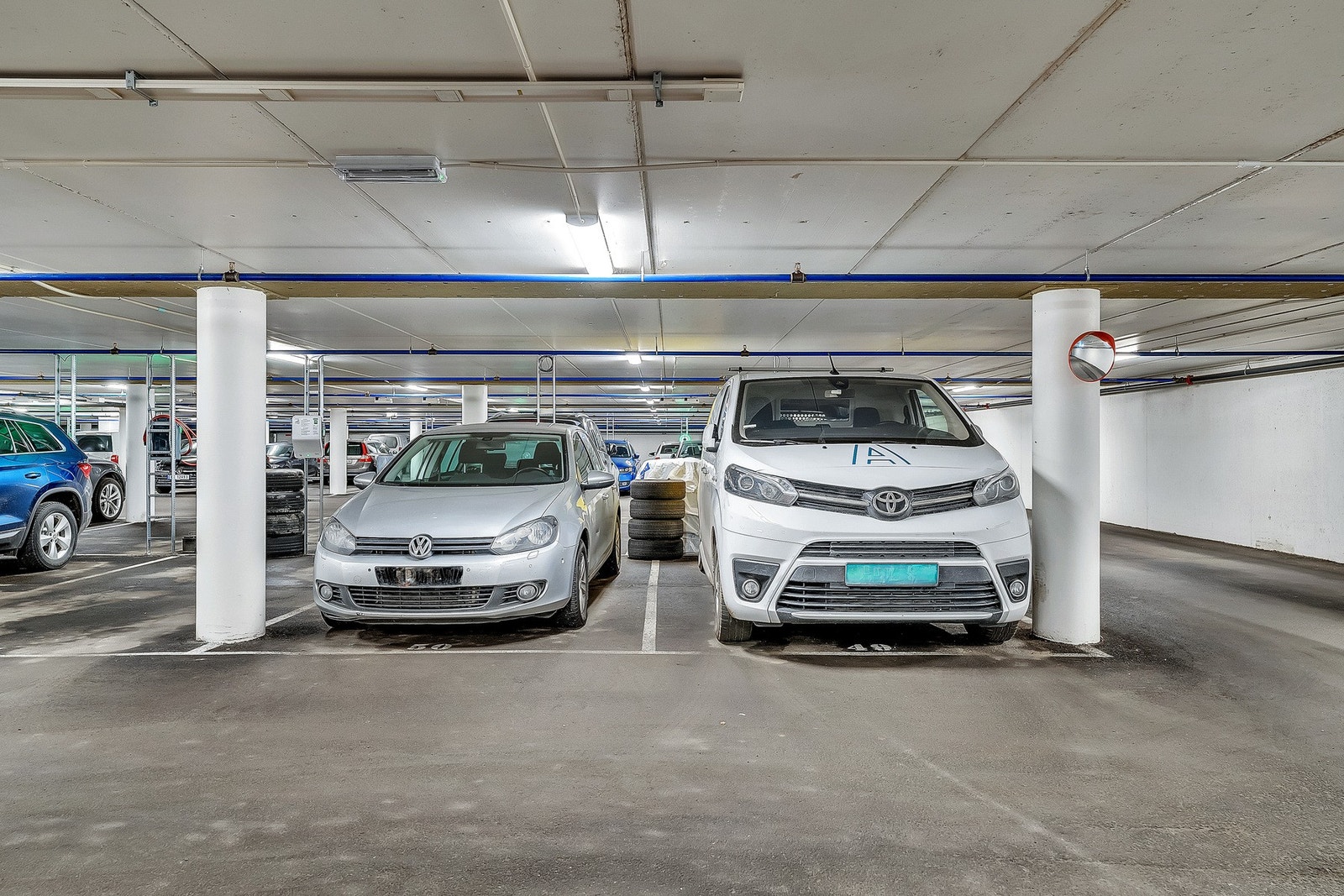 Med boligen følger to parkeringsplasser i felles garasjeanlegg. Galleribilde