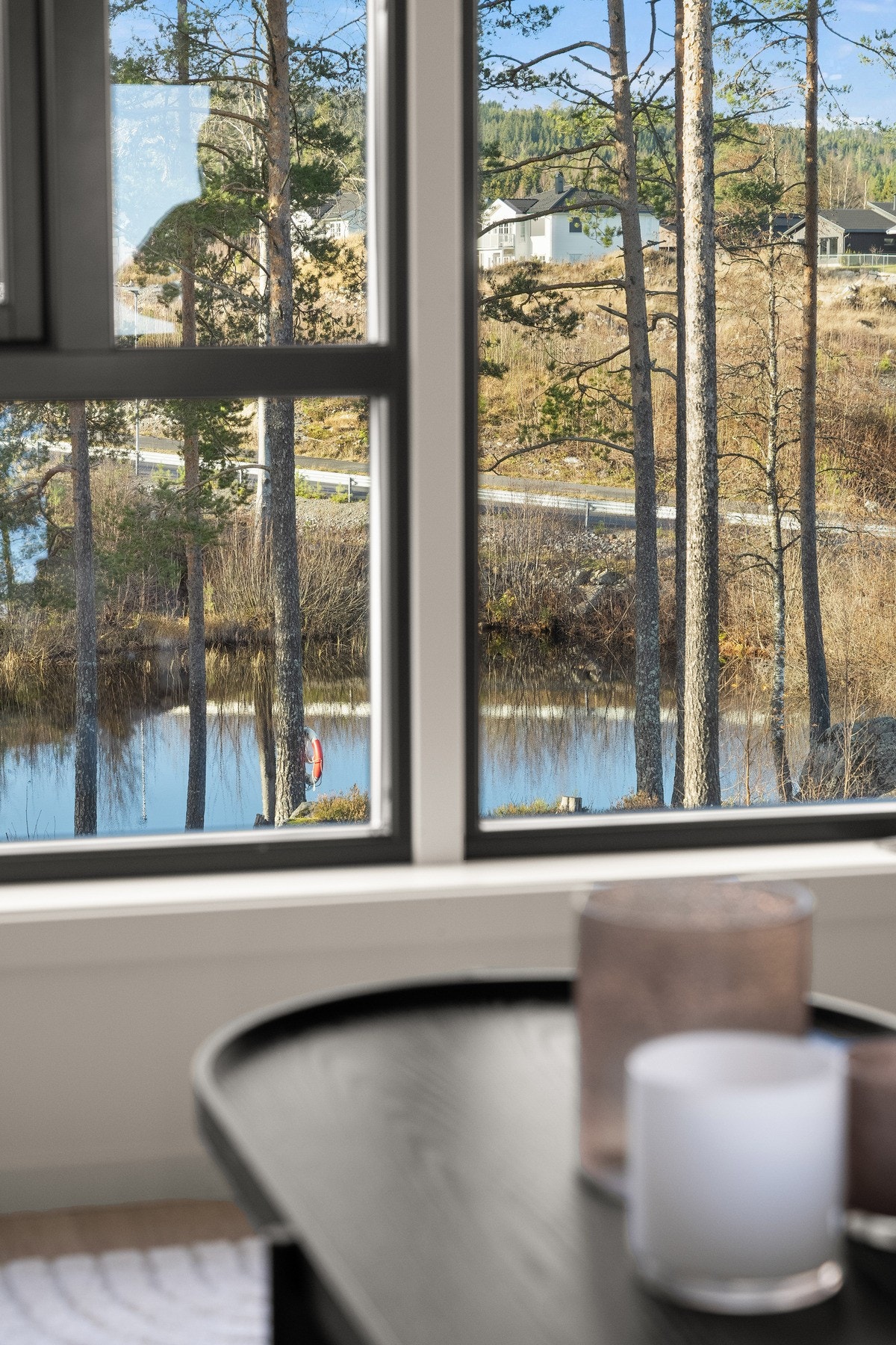 Boligen har gjennomgående store vindusflater som gir rikelig med lysinnslipp og nydelig utsikt mot dammen! Galleribilde