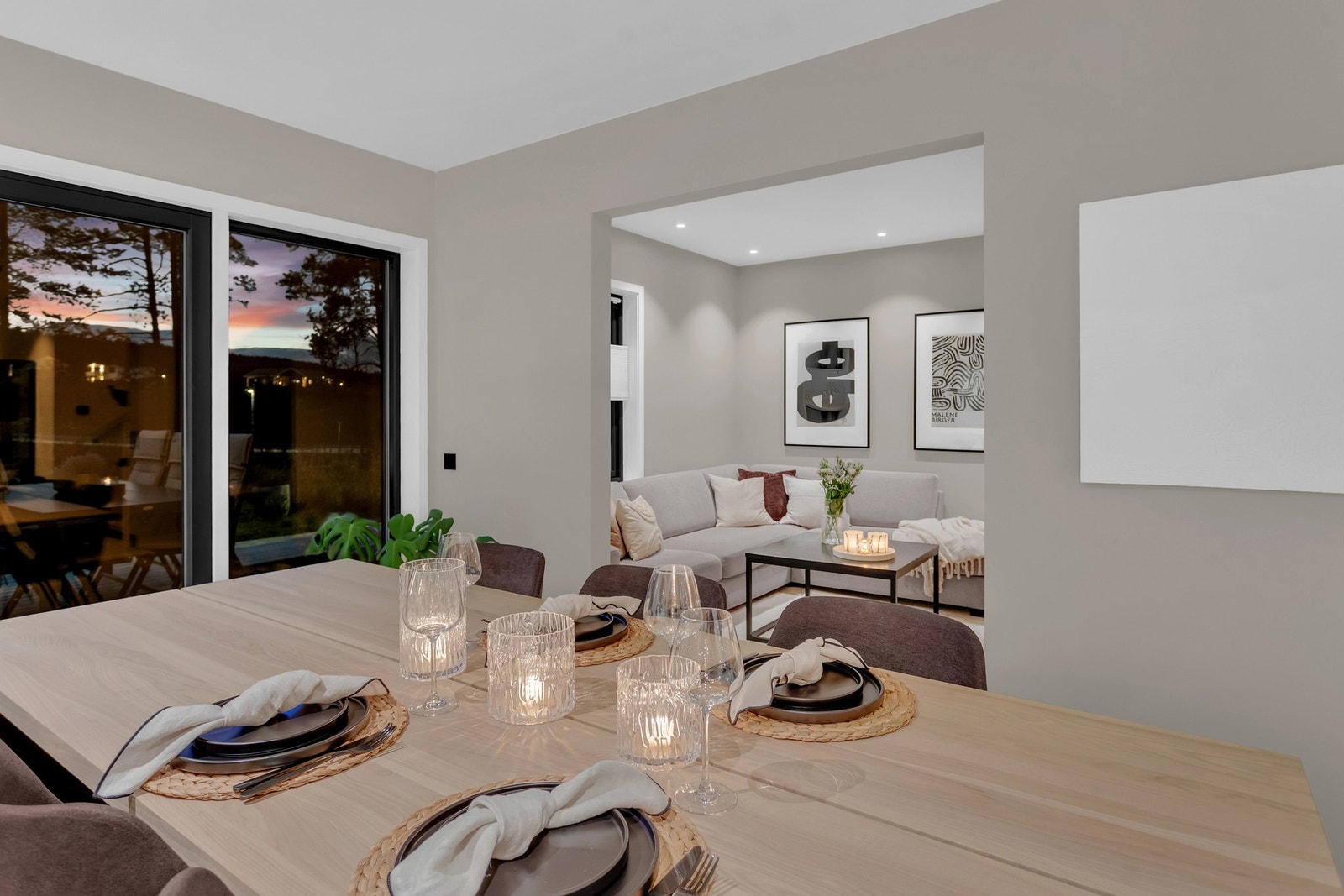 Christer Langstrand og Frida Solberg i EIE eiendomsmegling har gleden av å presentere dette familivennlig enderekkehuset med idyllisk beliggenhet på Ramstadtunet! Galleribilde