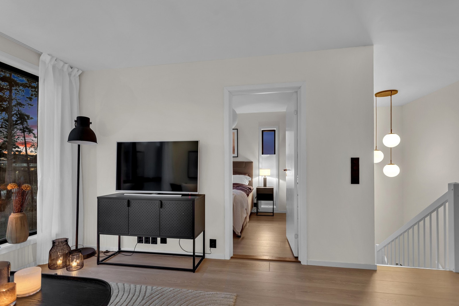 Fra stuen har du adkomst til boligens soverom nr. 1 - hovedsoverommet. Galleribilde