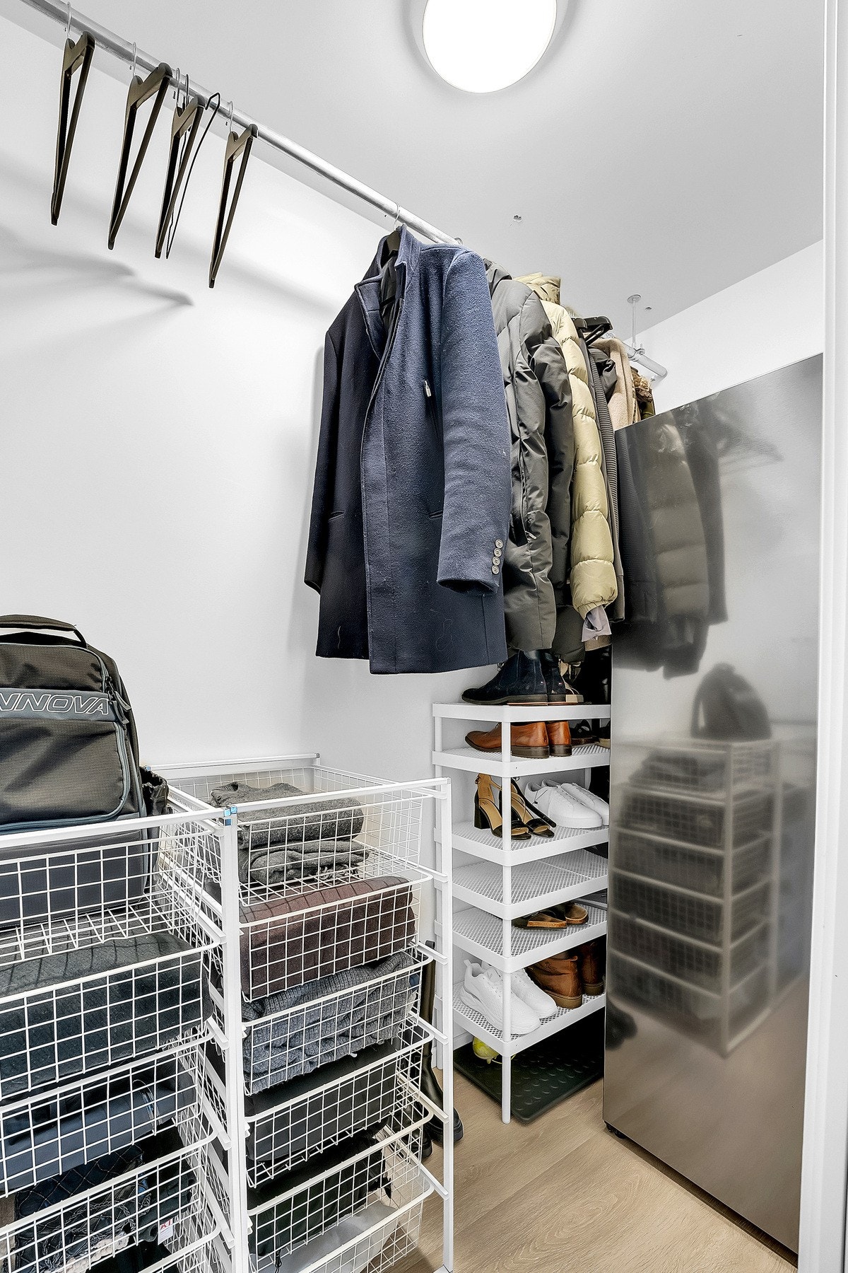 Fra entréen har du adkomst til boden som gir gode lagringsmuligheter for yttertøy. Galleribilde