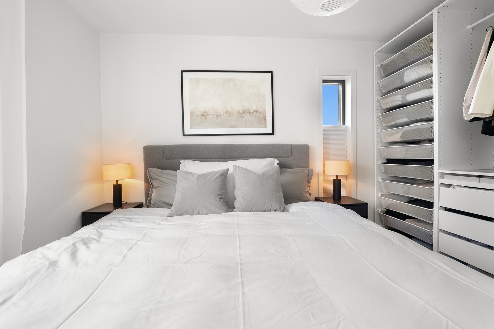 Rommet er lyst med laminat på gulvet og har store vindusflater. Galleribilde