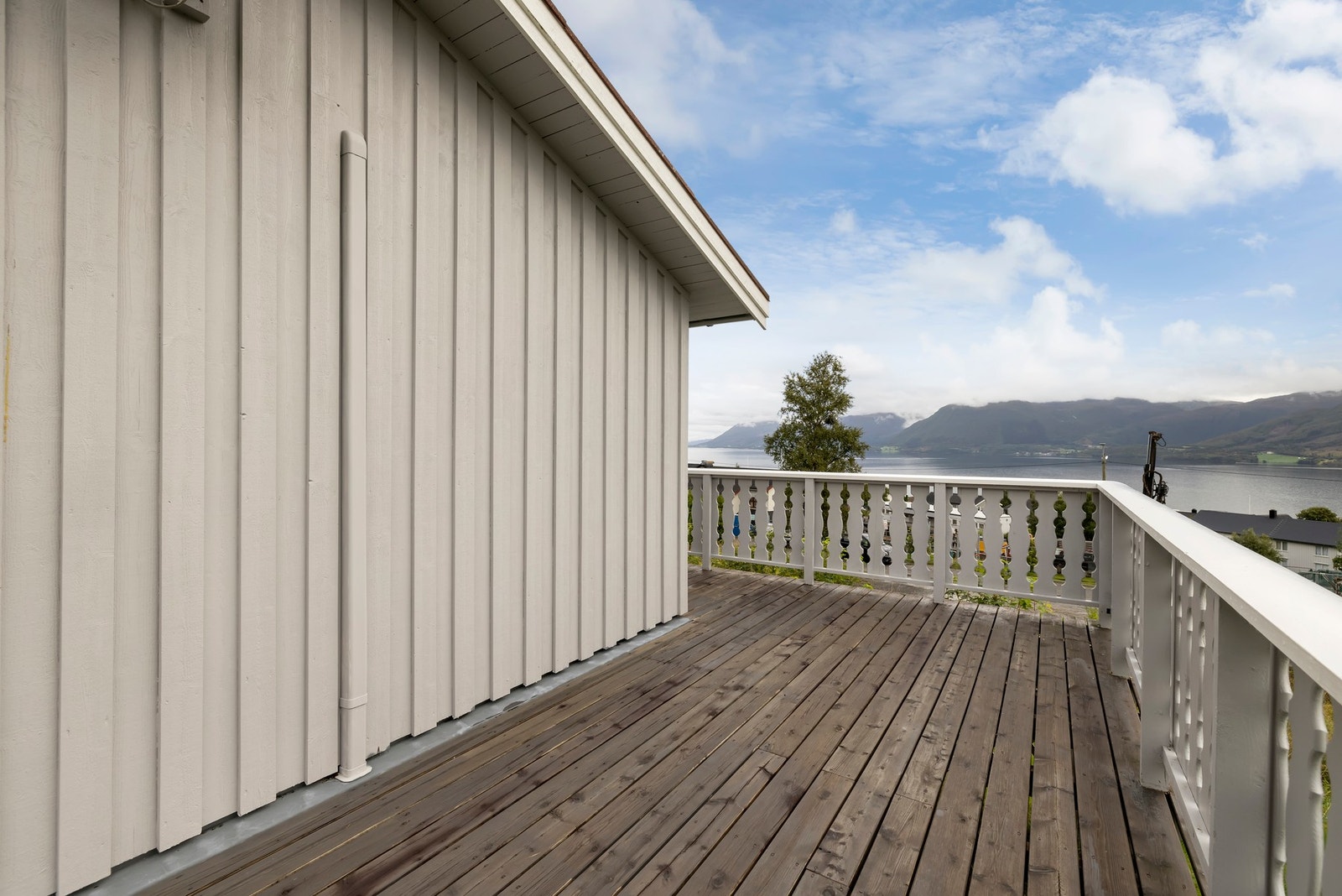 Her vil dere bo i rolige og barnevennlige omgivelser med herlig utsikt over fjorden. Galleribilde