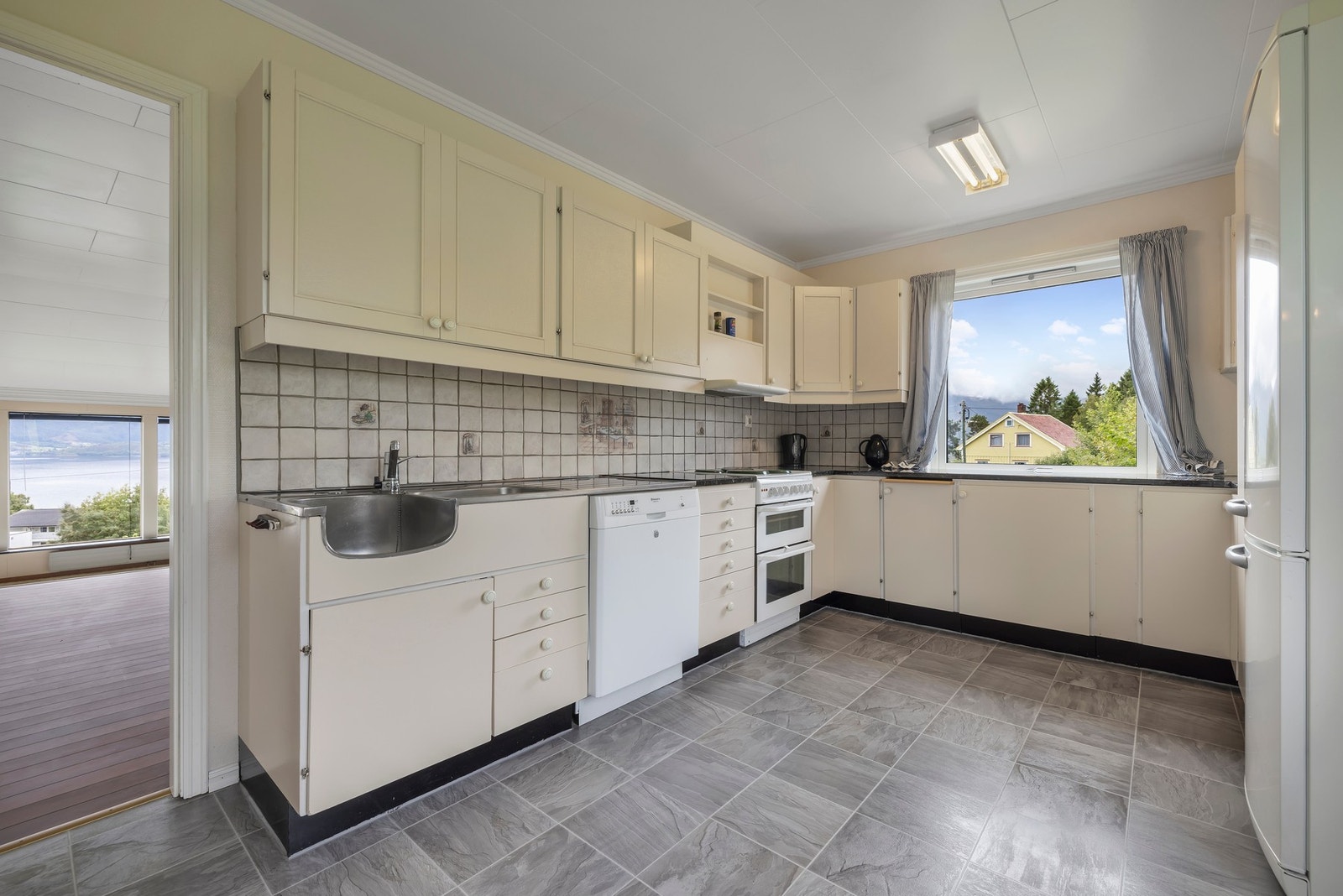 Separat kjøkken med eldre innredning. Galleribilde