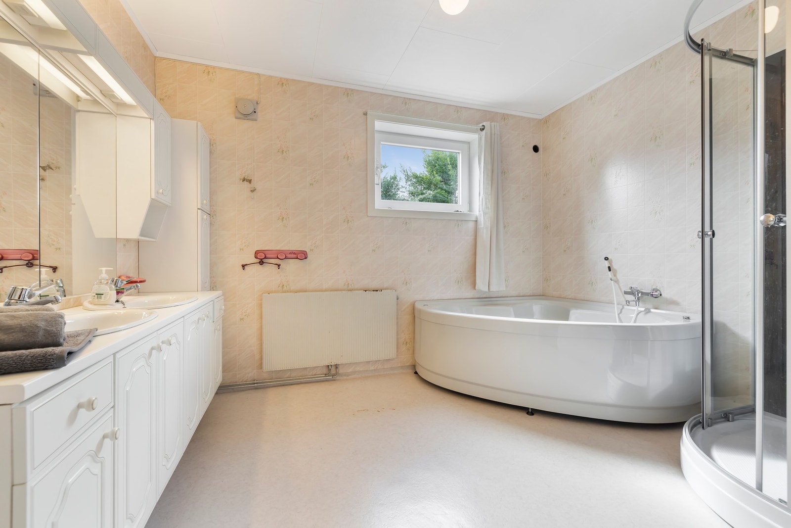 Stort bad med både dusjkabinett og badekar i underetasje. Galleribilde