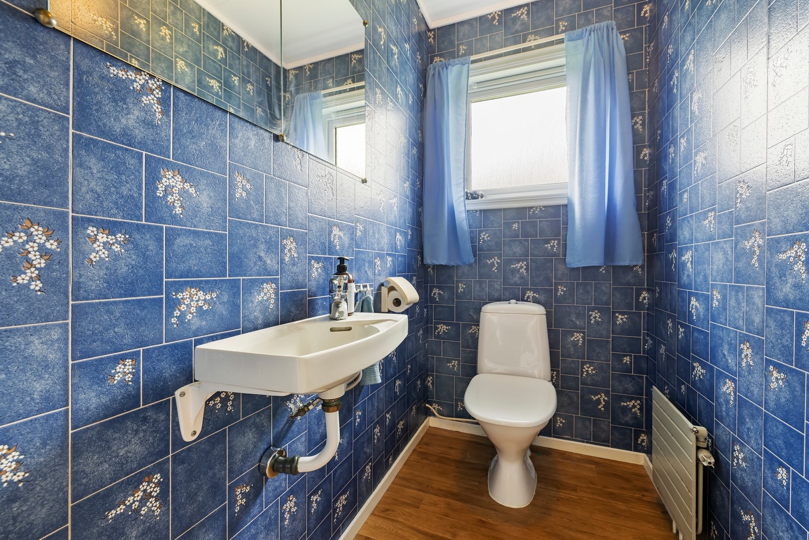 Separat toalett i boligens hovedetasje (1. etasje). Galleribilde