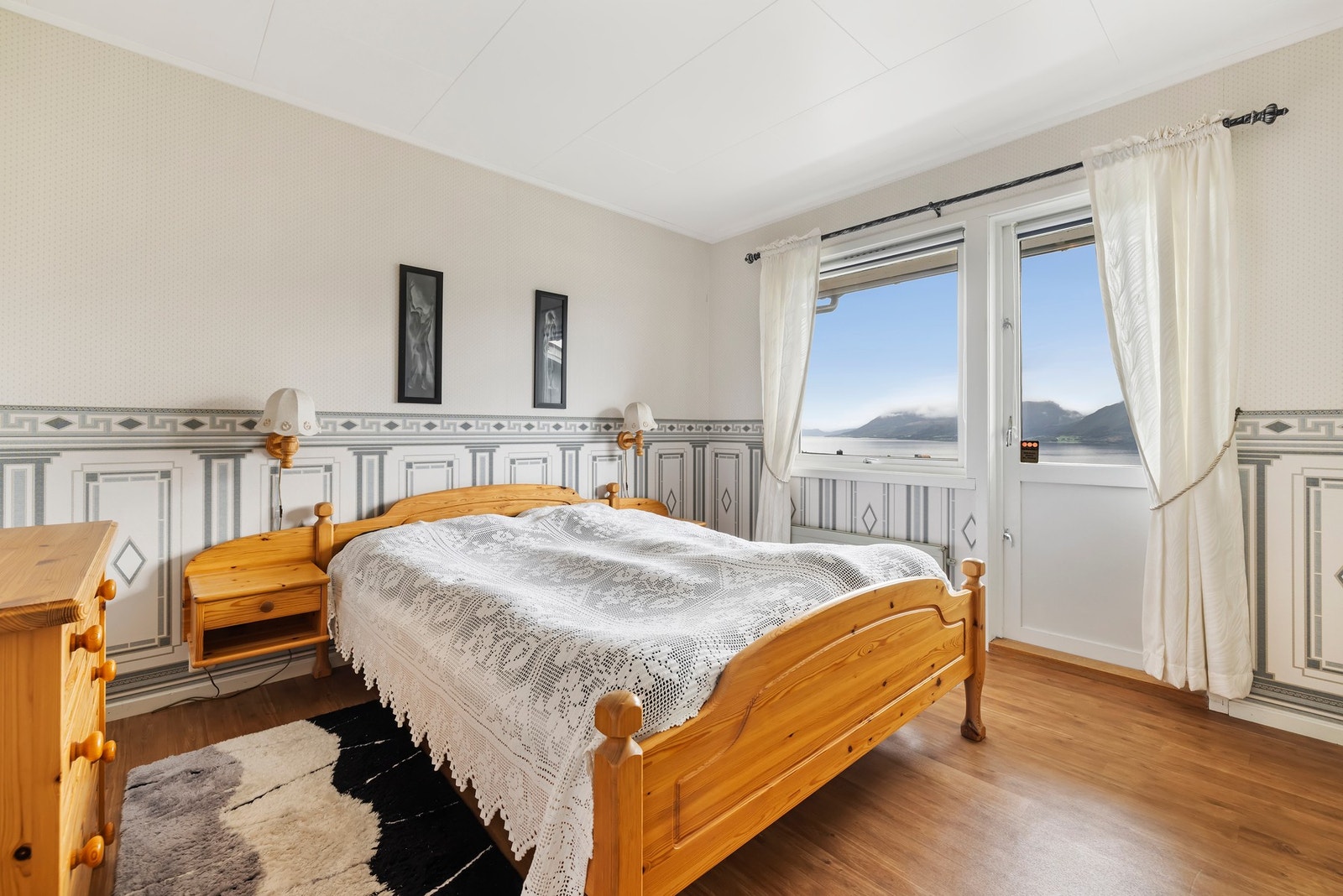 Hovedsoverom med plass til dobbeltseng og oppbevaringsmøbler. Galleribilde