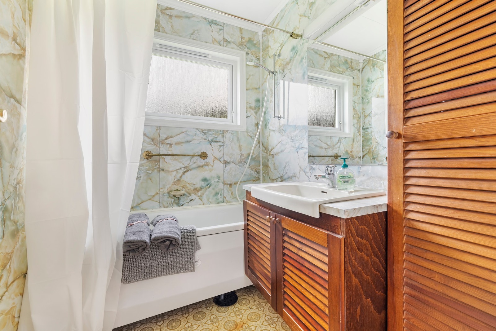 Bad i boligens hovedetasje (1. etasje). Galleribilde