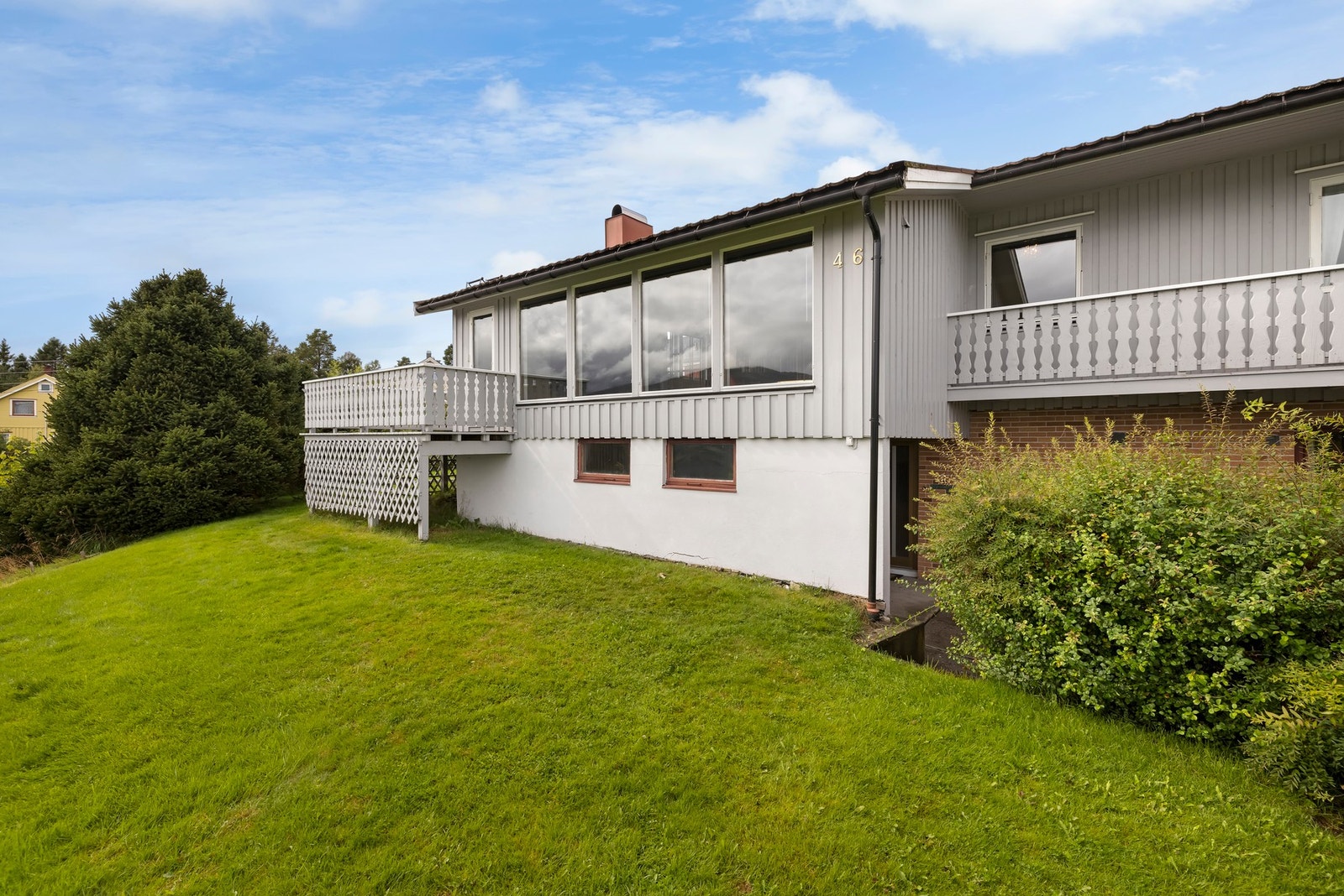 Eiendommen ligger i skrånet terreng og har en stor hage med rikelig boltreplass for store og små. Galleribilde