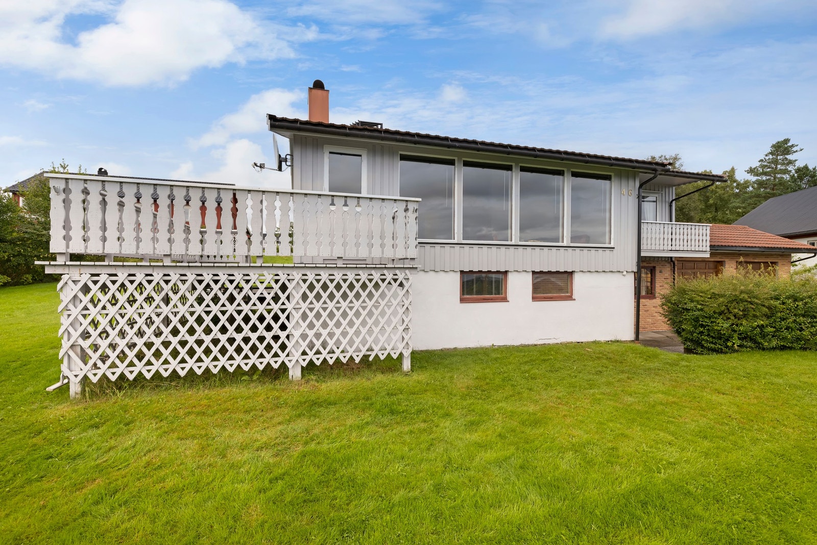 Dette er en innholdsrik enebolig over to plan med mulighet for utleie i sokkel. Parkering under tak for inntil 3 biler. Galleribilde